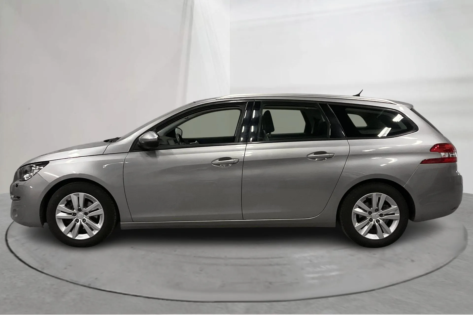 Presentationsfoto 2 av 16: Peugeot 308 SW PureTech (130hk) - 8 632 mil - Manuell - grå - 2015