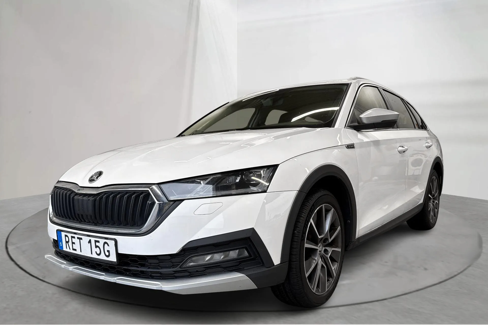 Presentationsfoto 1 av 15: Skoda Octavia Scout 2.0 TDI 4X4 (150hk) - 13 128 mil - Automat - vit - 2022