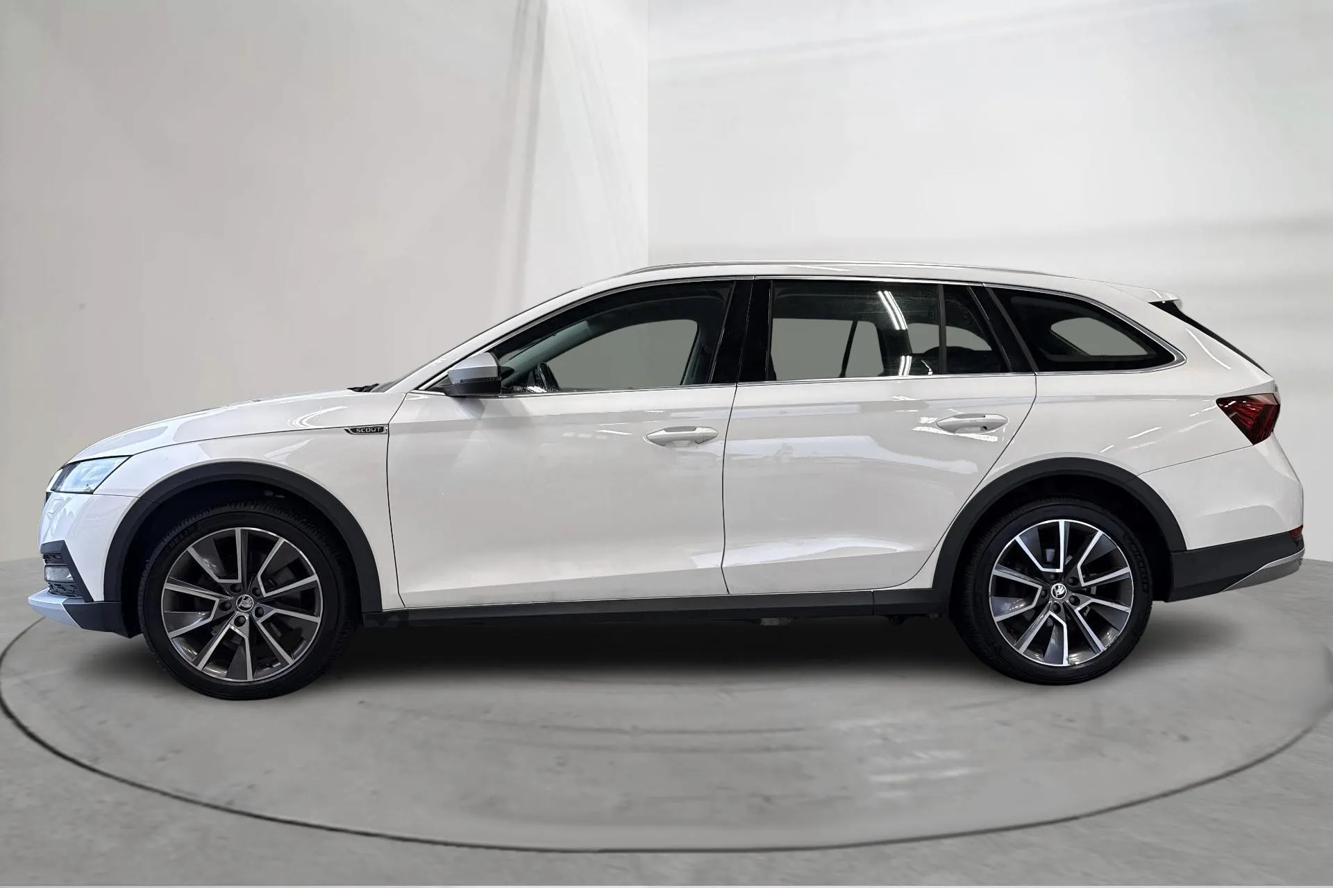 Presentationsfoto 2 av 15: Skoda Octavia Scout 2.0 TDI 4X4 (150hk) - 13 128 mil - Automat - vit - 2022