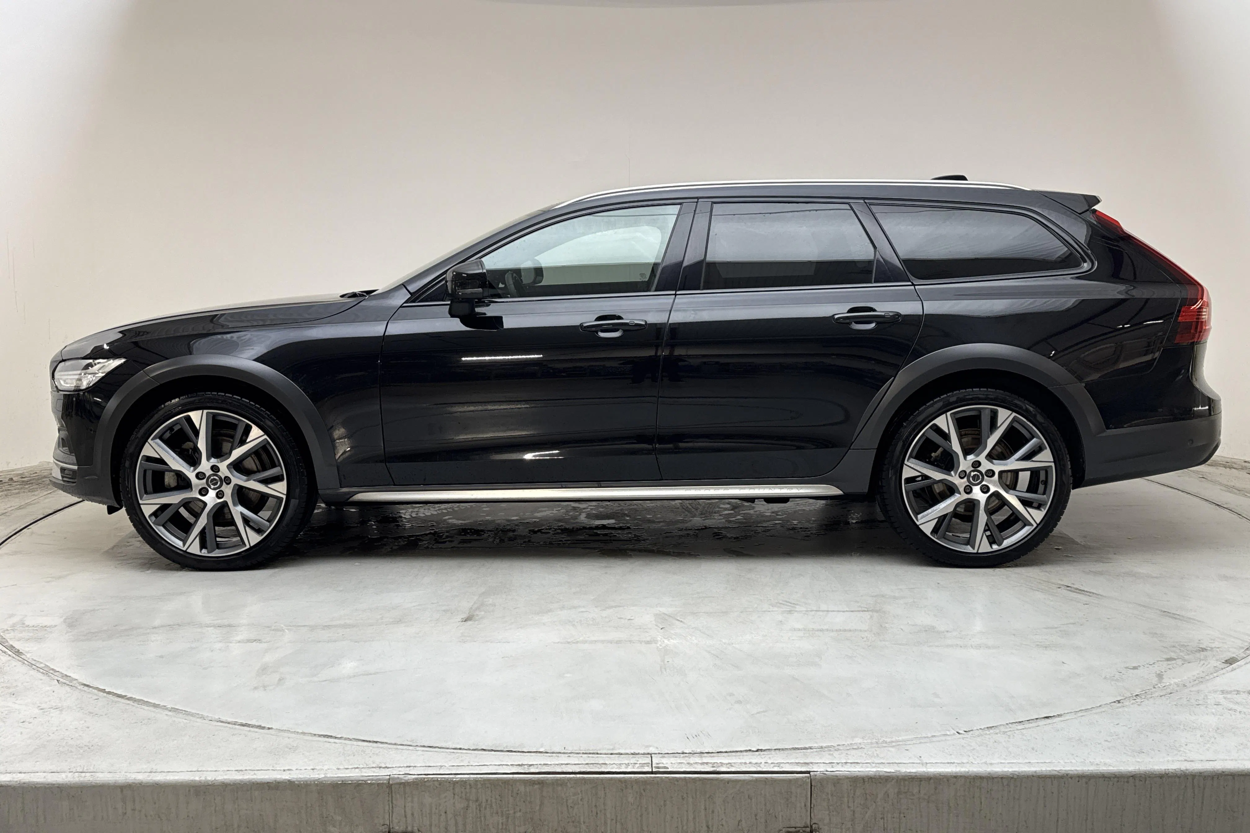 Presentationsfoto 2 av 20: Volvo V90 B4 Cross Country AWD Mildhybrid, Diesel (197hk) - 14 219 mil - Automat - svart - 2024