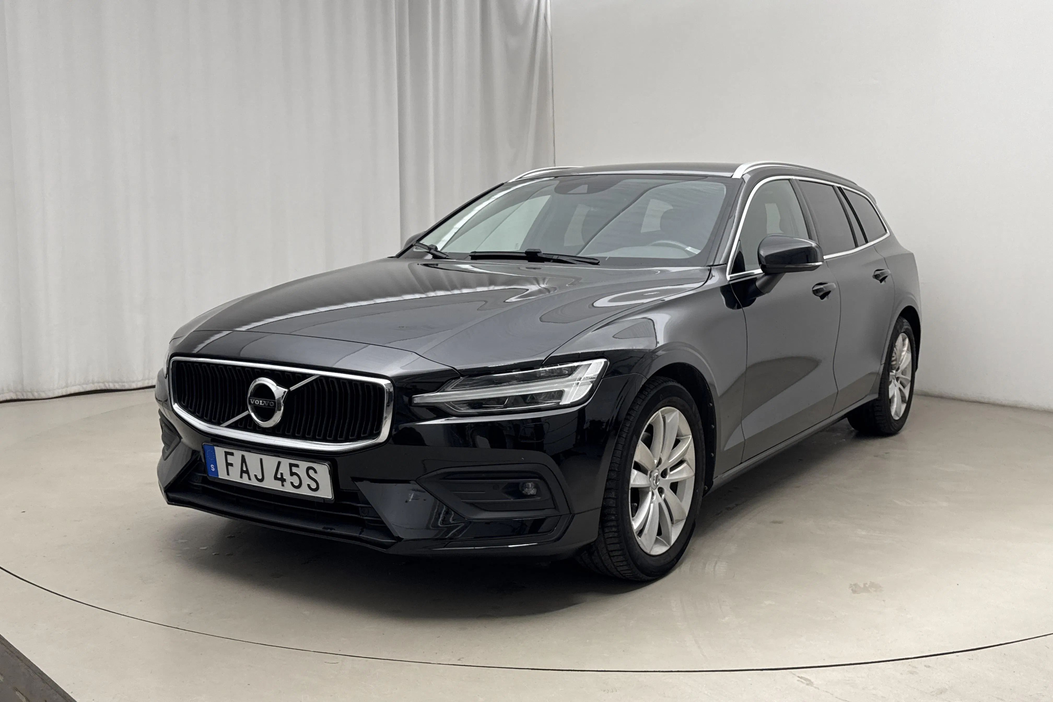 Presentation photo 1 of 17: Volvo V60 D4 (190hk) - 130 710 km - Automatic - black - 2020