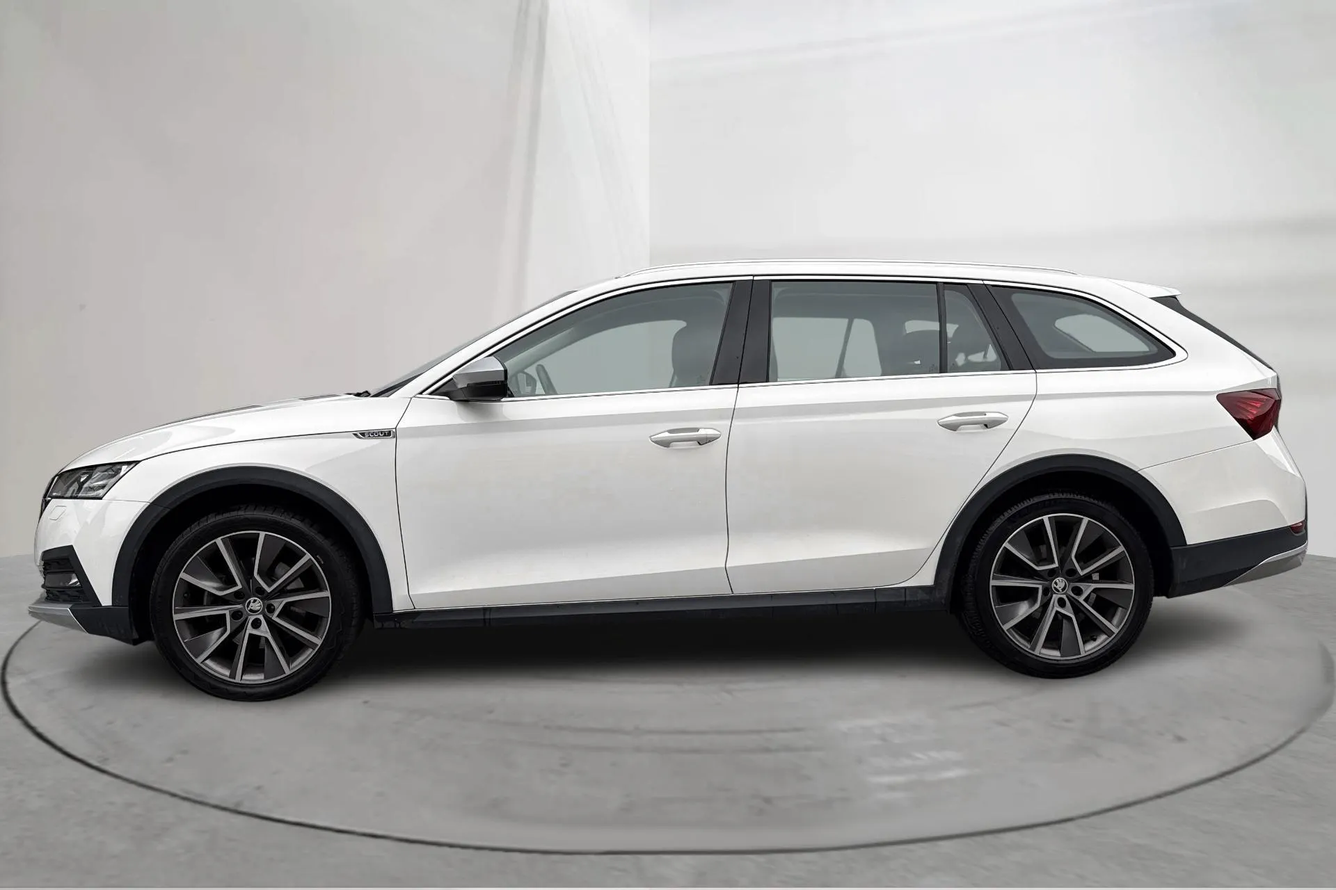 Presentationsfoto 2 av 13: Skoda Octavia Scout 2.0 TDI 4X4 (150hk) - 11 885 mil - Automat - vit - 2023