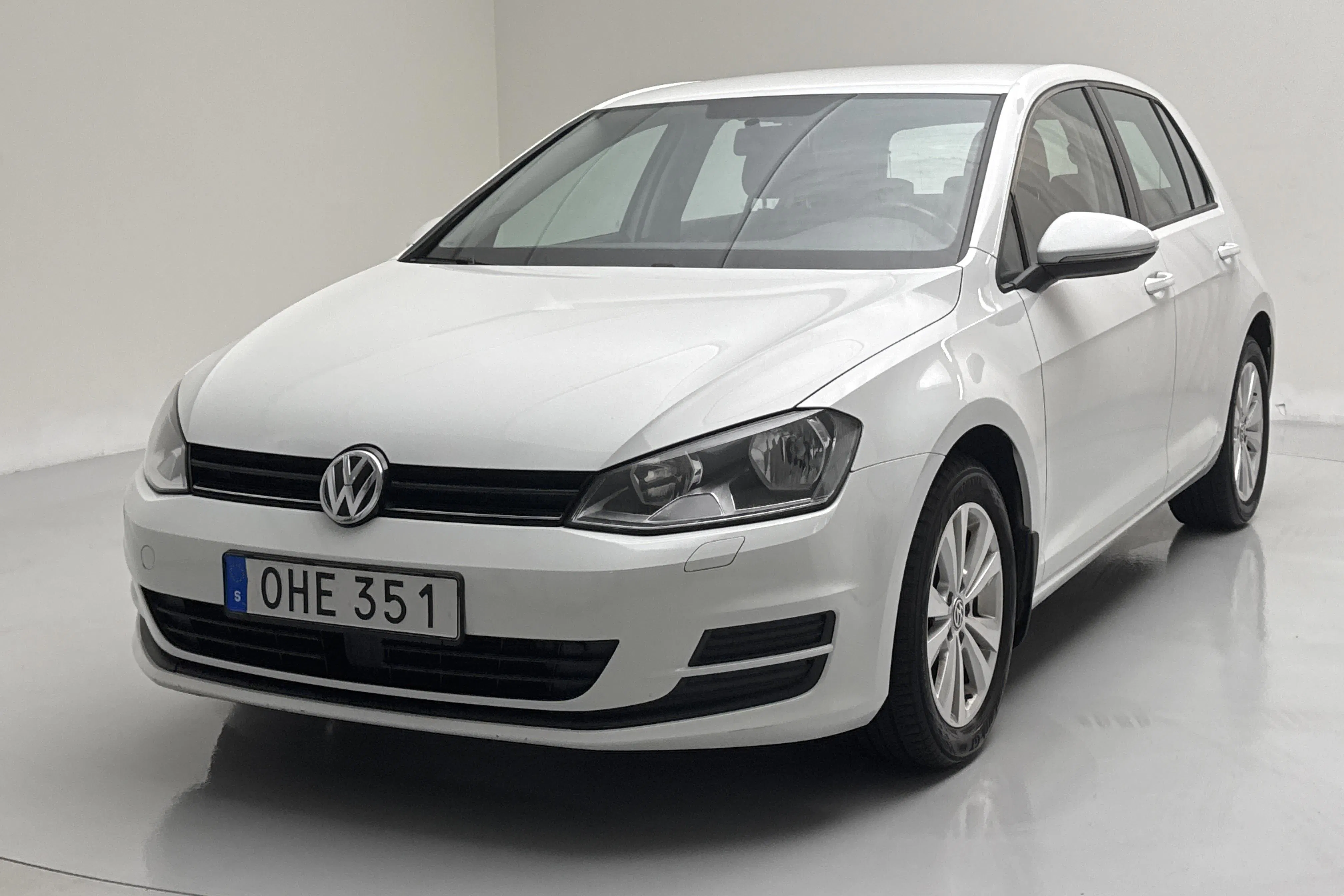 Presentationsfoto 1 av 14: VW Golf VII 1.2 TSI 5dr (110hk) - 17 716 mil - Manuell - vit - 2017