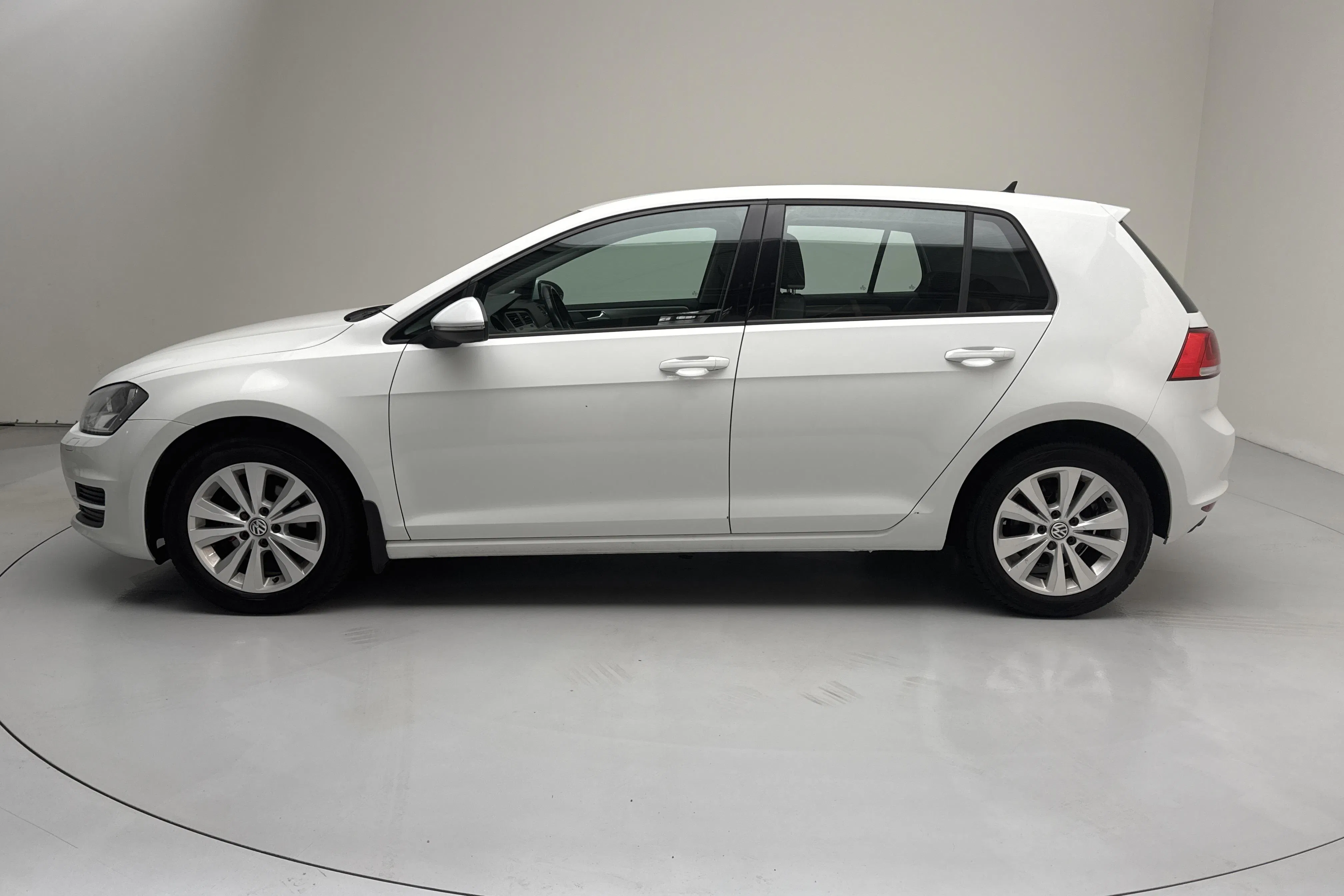 Presentationsfoto 2 av 14: VW Golf VII 1.2 TSI 5dr (110hk) - 17 716 mil - Manuell - vit - 2017