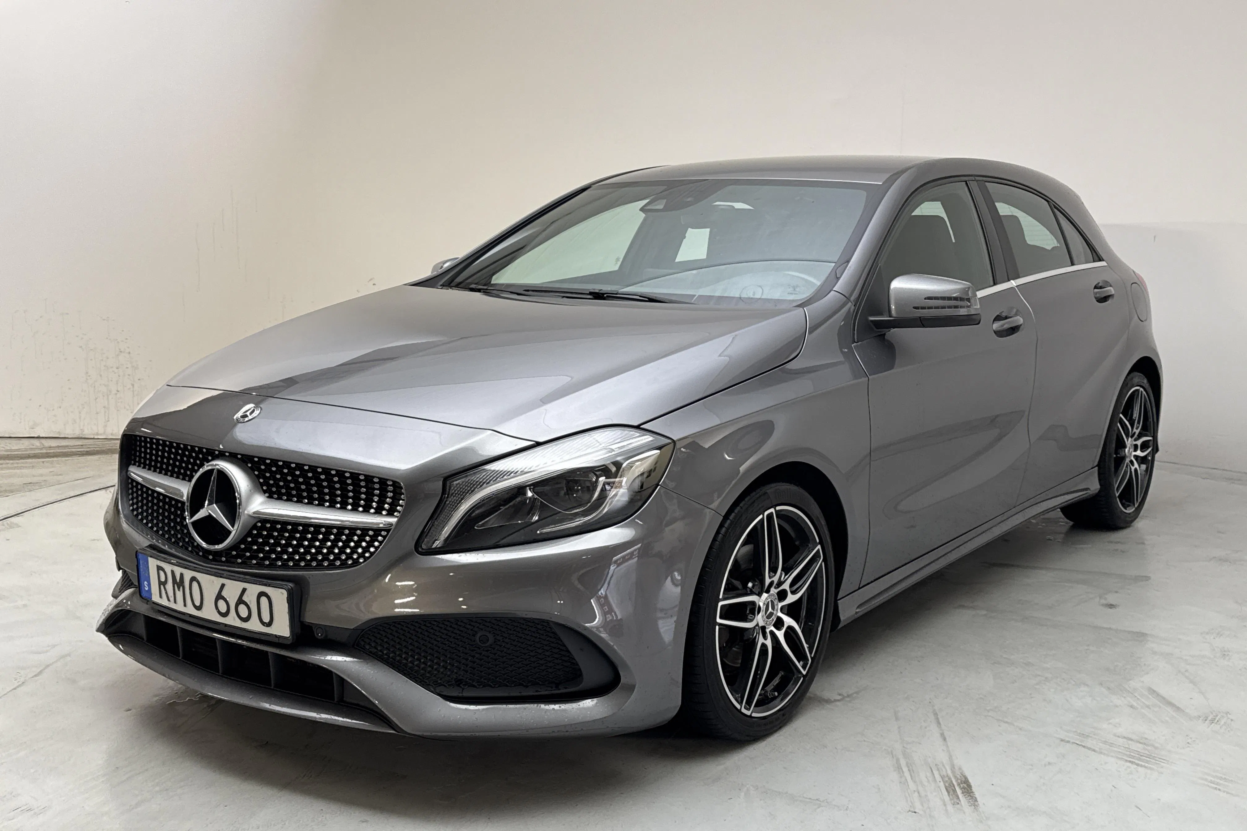 Presentation photo 1 of 12: Mercedes A 180 5dr W176 (122hk) - 69 340 km - Manual - dark grey - 2018