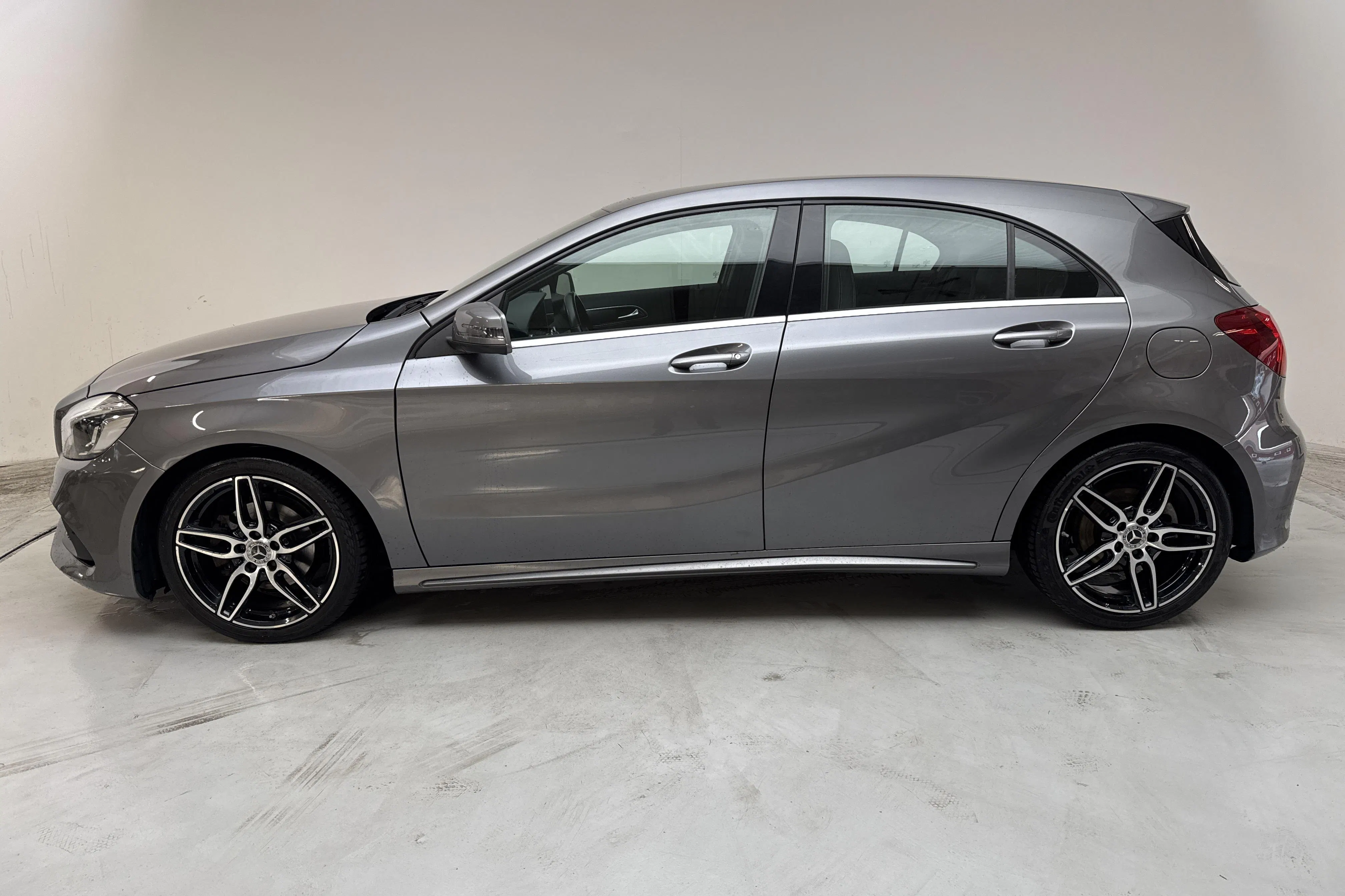 Presentation photo 2 of 12: Mercedes A 180 5dr W176 (122hk) - 69 340 km - Manual - dark grey - 2018
