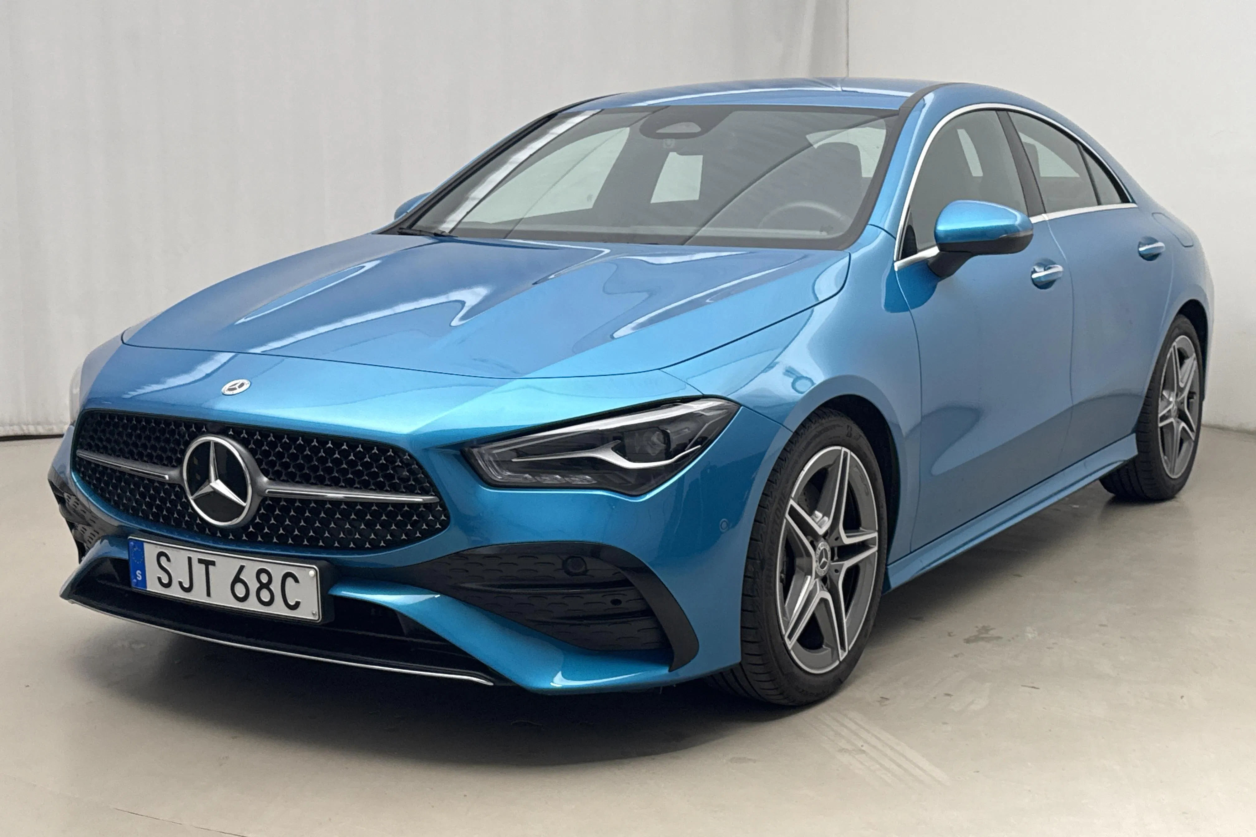 Presentationsfoto 1 av 17: Mercedes CLA 200 Coupé C118 (163hk) - 718 mil - Automat - blå - 2025