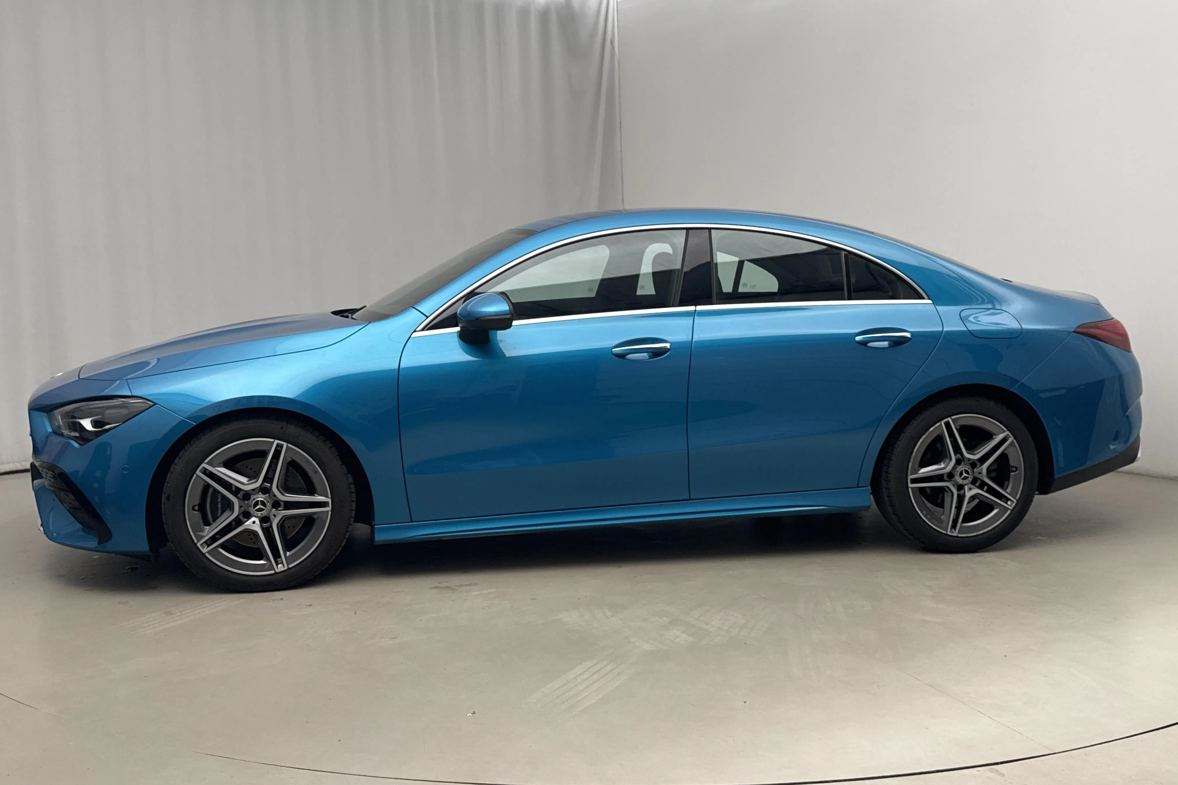 Presentationsfoto 2 av 17: Mercedes CLA 200 Coupé C118 (163hk) - 718 mil - Automat - blå - 2025