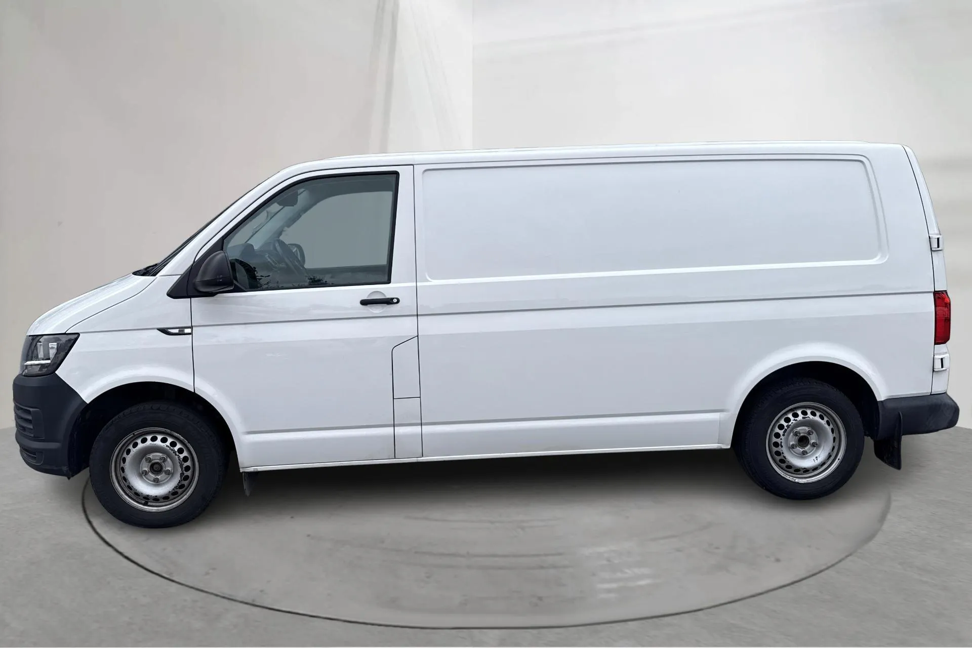 Presentationsfoto 2 av 13: VW Transporter T6 2.0 TDI BMT Skåp (102hk) - 17 761 mil - Manuell - vit - 2018