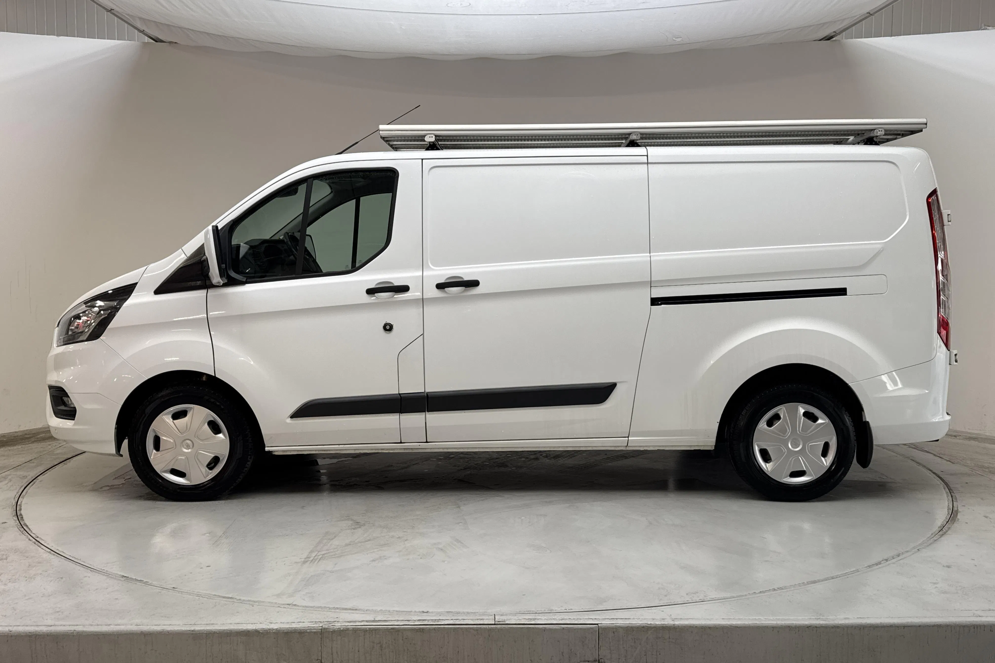 Presentationsfoto 2 av 15: Ford Transit Custom 340 (170hk) - 14 724 mil - Manuell - vit - 2021