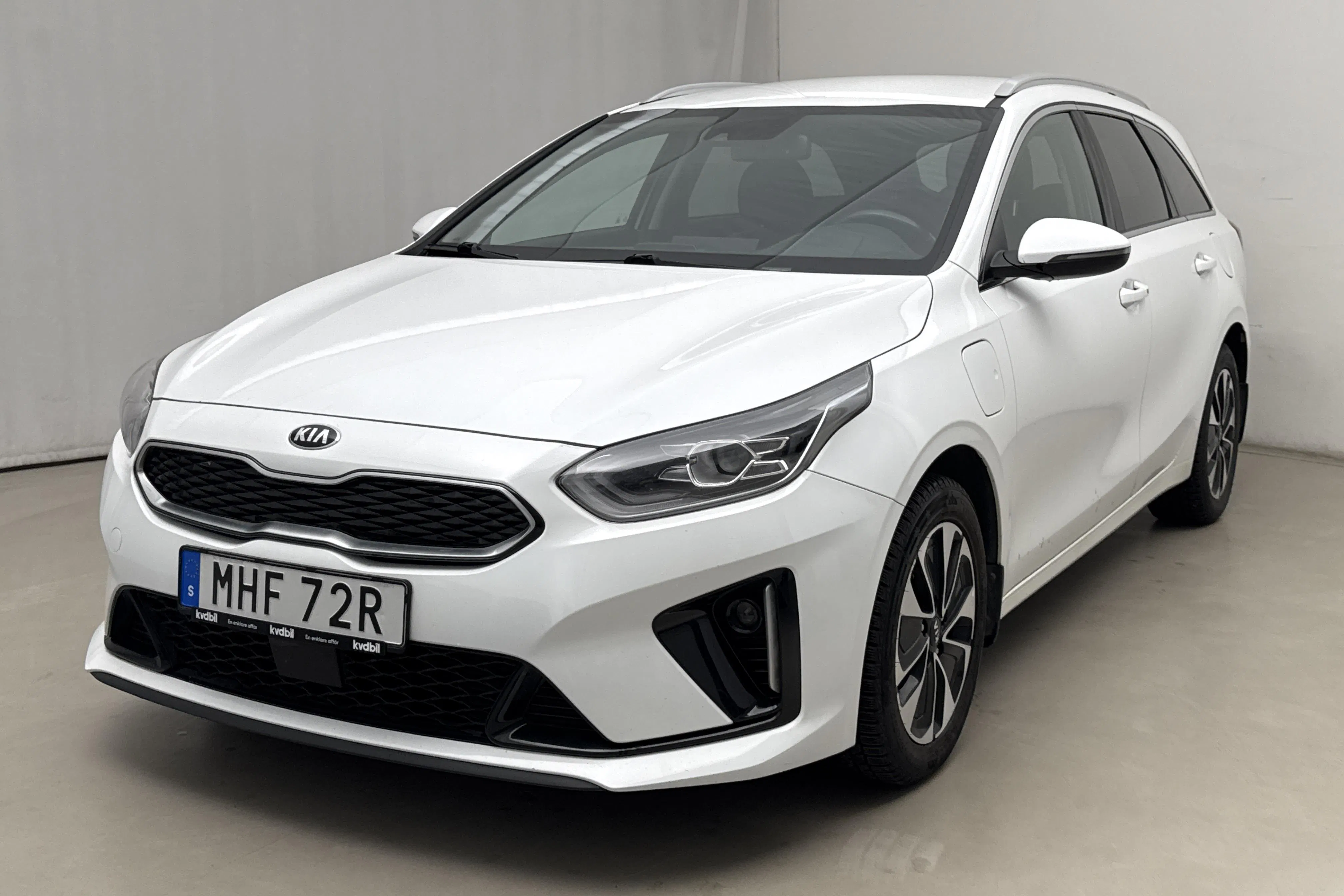 Presentation photo 1 of 18: KIA Ceed 1.6 Plug-in Hybrid SW (141hk) - 175 230 km - Automatic - white - 2020