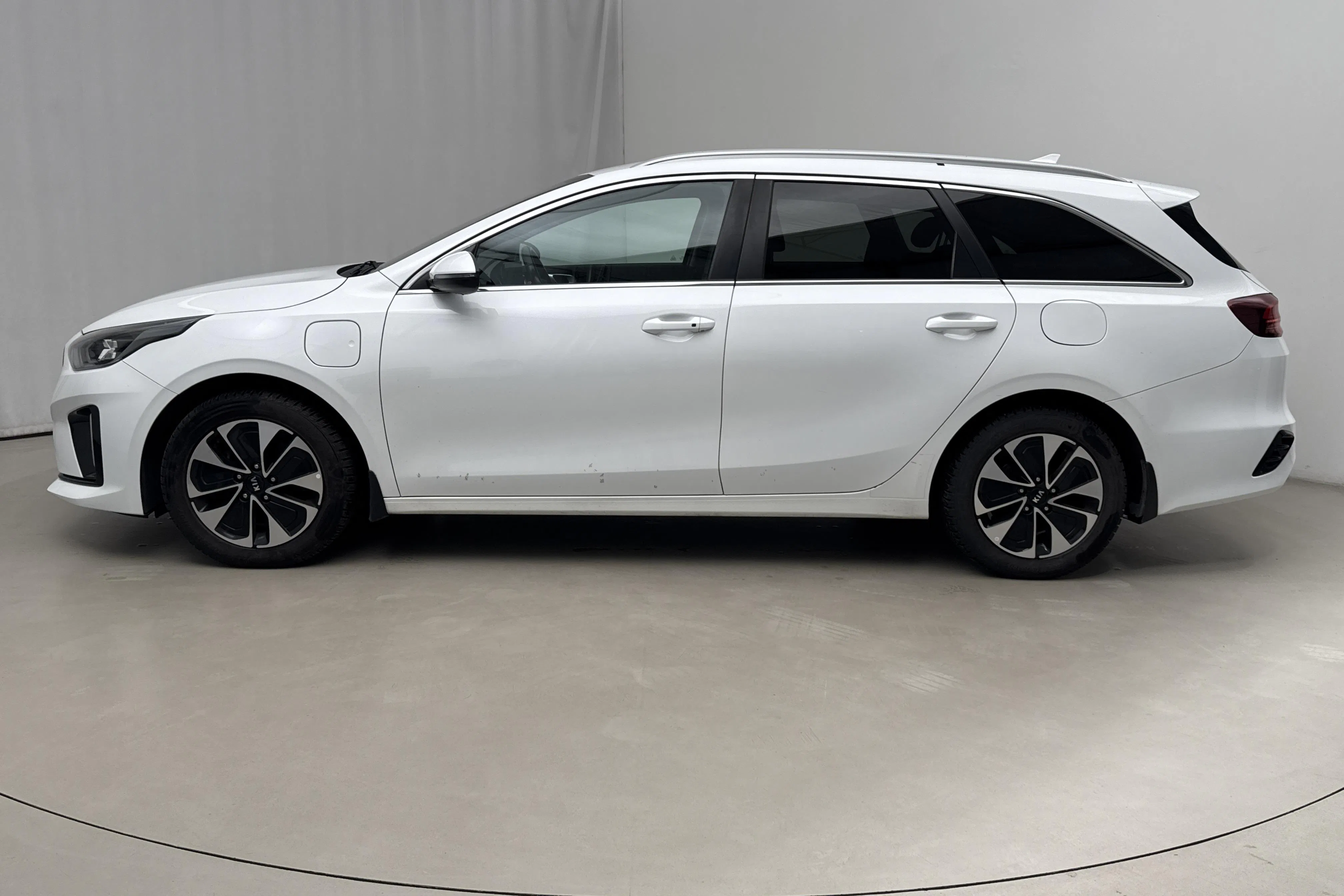 Presentation photo 2 of 18: KIA Ceed 1.6 Plug-in Hybrid SW (141hk) - 175 230 km - Automatic - white - 2020