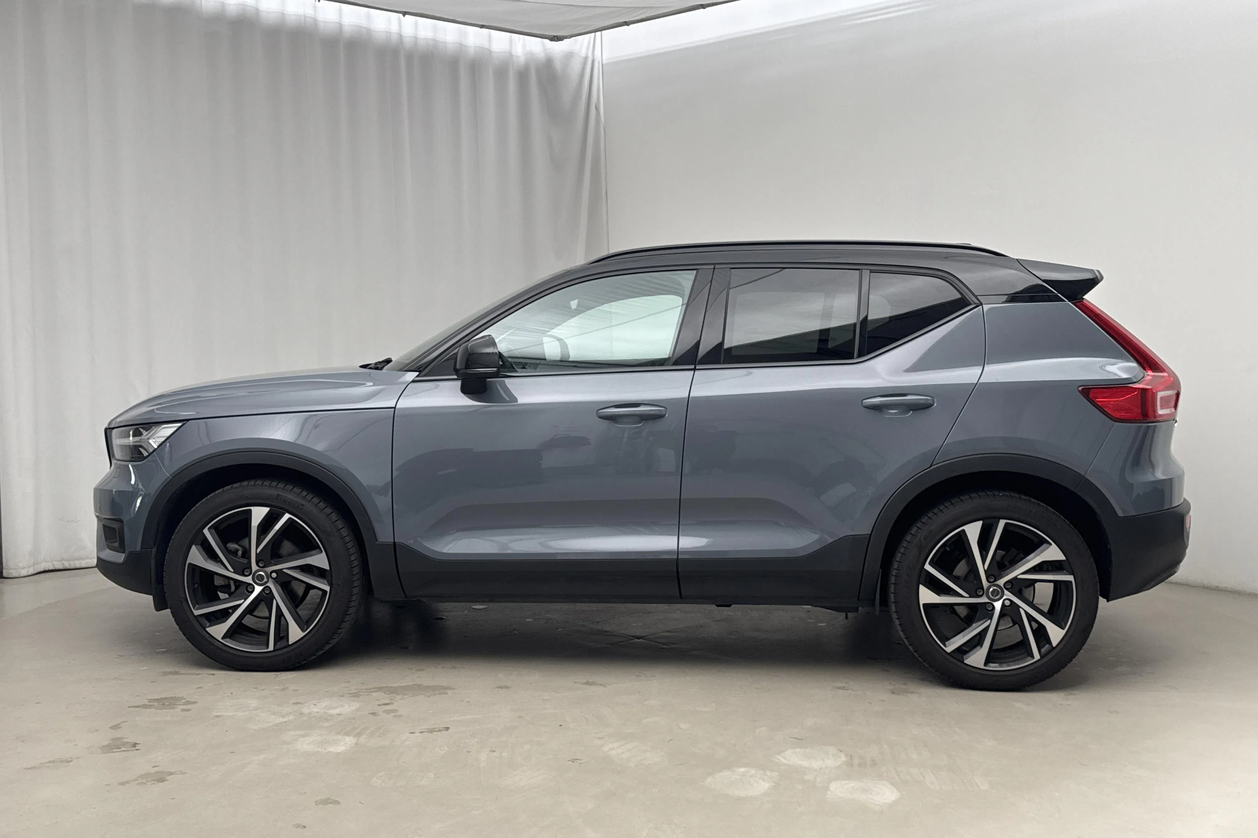 Presentationsfoto 2 av 19: Volvo XC40 B4 2WD (197hk) - 4 737 mil - Automat - grå - 2022