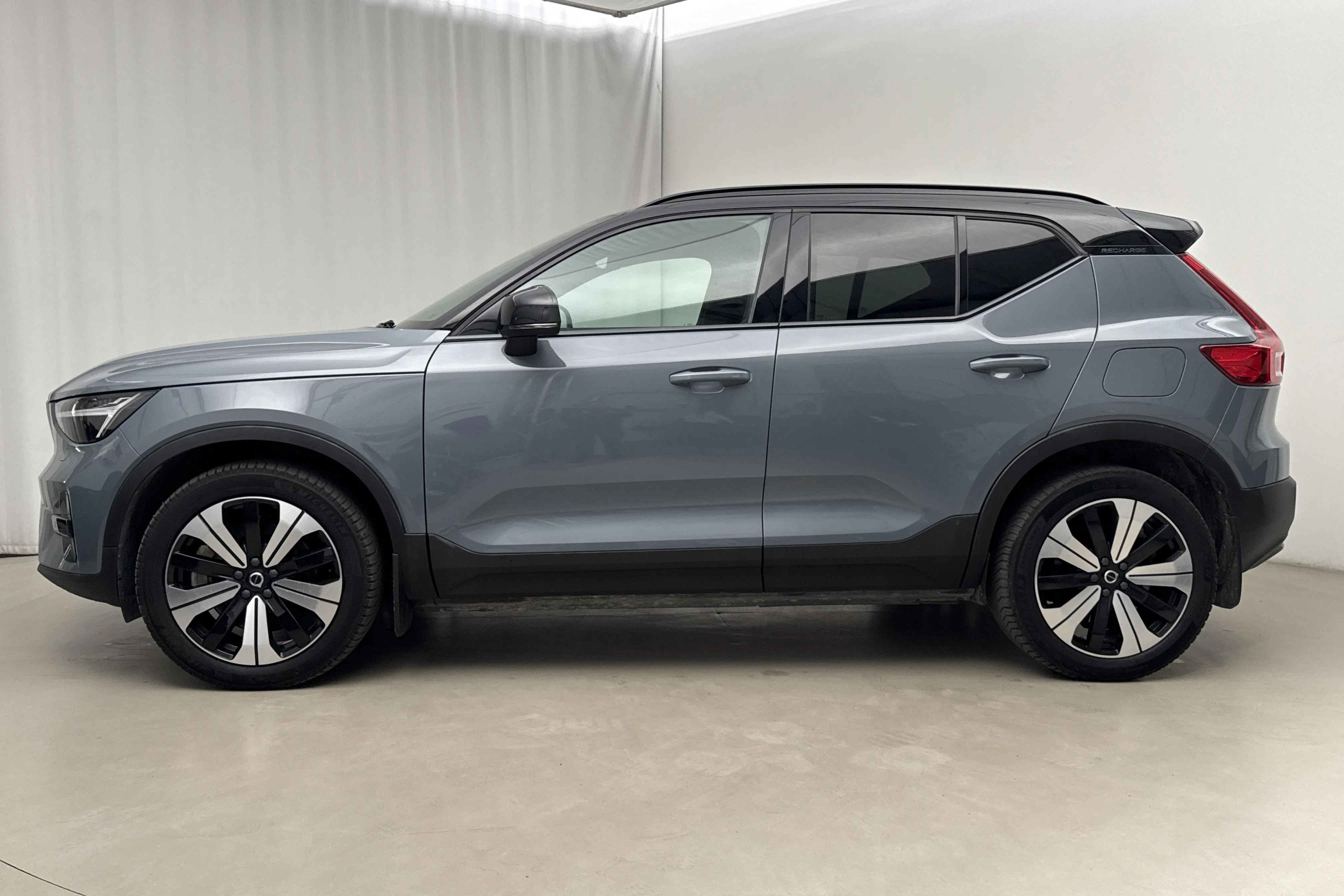 Presentationsfoto 2 av 22: Volvo XC40 P8 Recharge Twin AWD (408hk) - 9 996 mil - Automat - grå - 2023