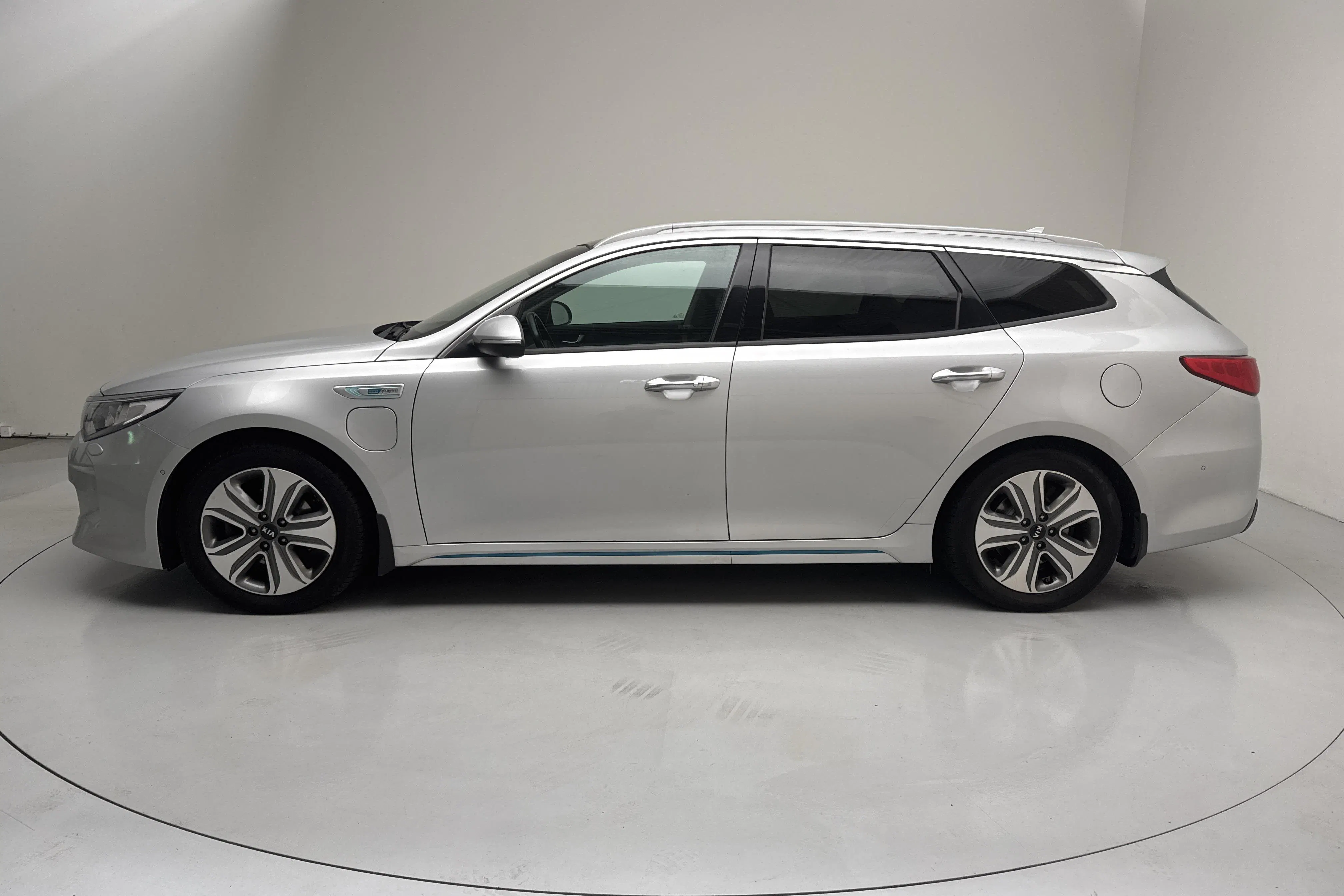 Presentation photo 2 of 19: KIA Optima 2.0 GDi Plug-in Hybrid SW (205hk) - 193 140 km - Automatic - gray - 2018