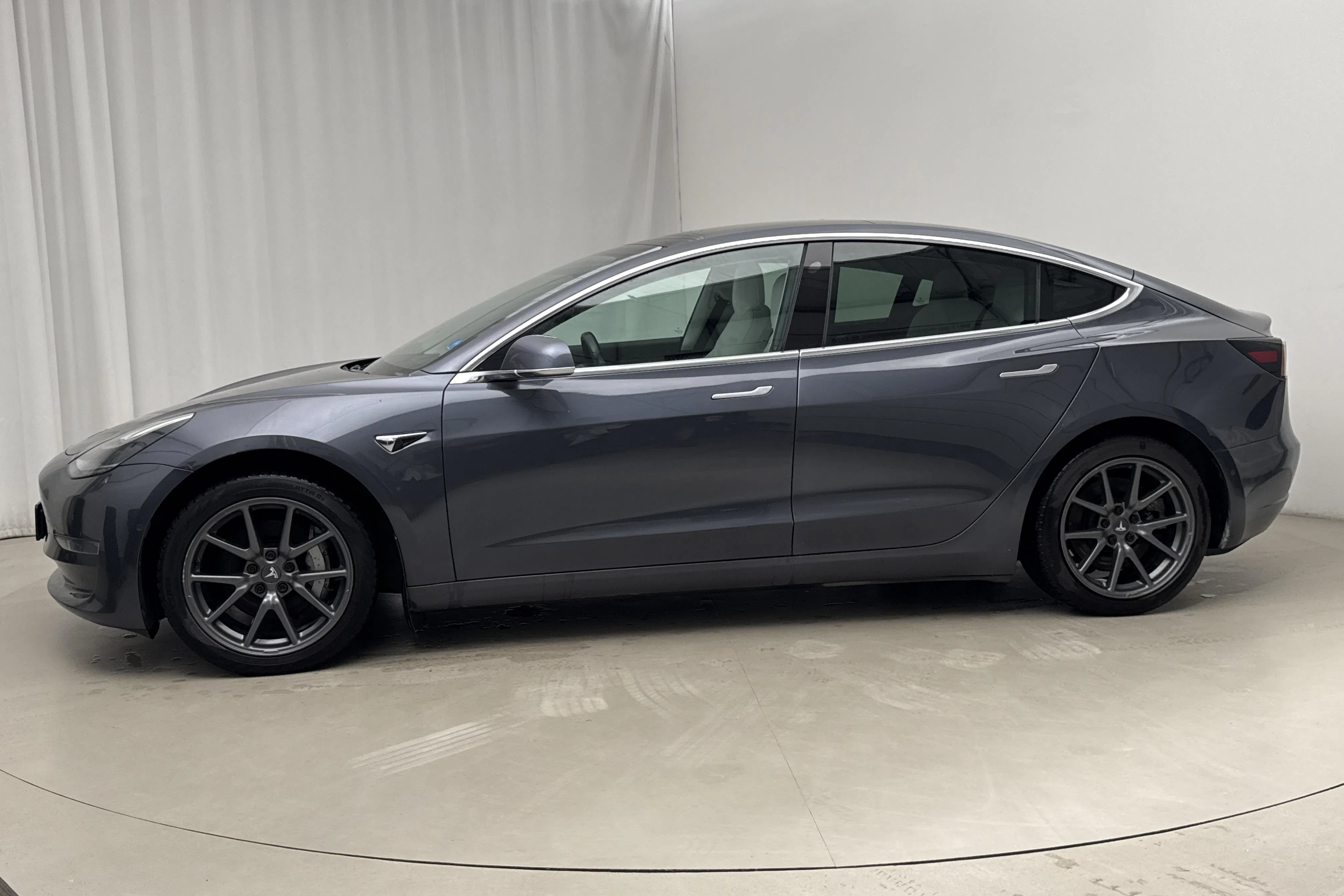 Presentationsfoto 2 av 24: Tesla Model 3 Long Range Dual Motor AWD - 15 622 mil - Automat - grå - 2019