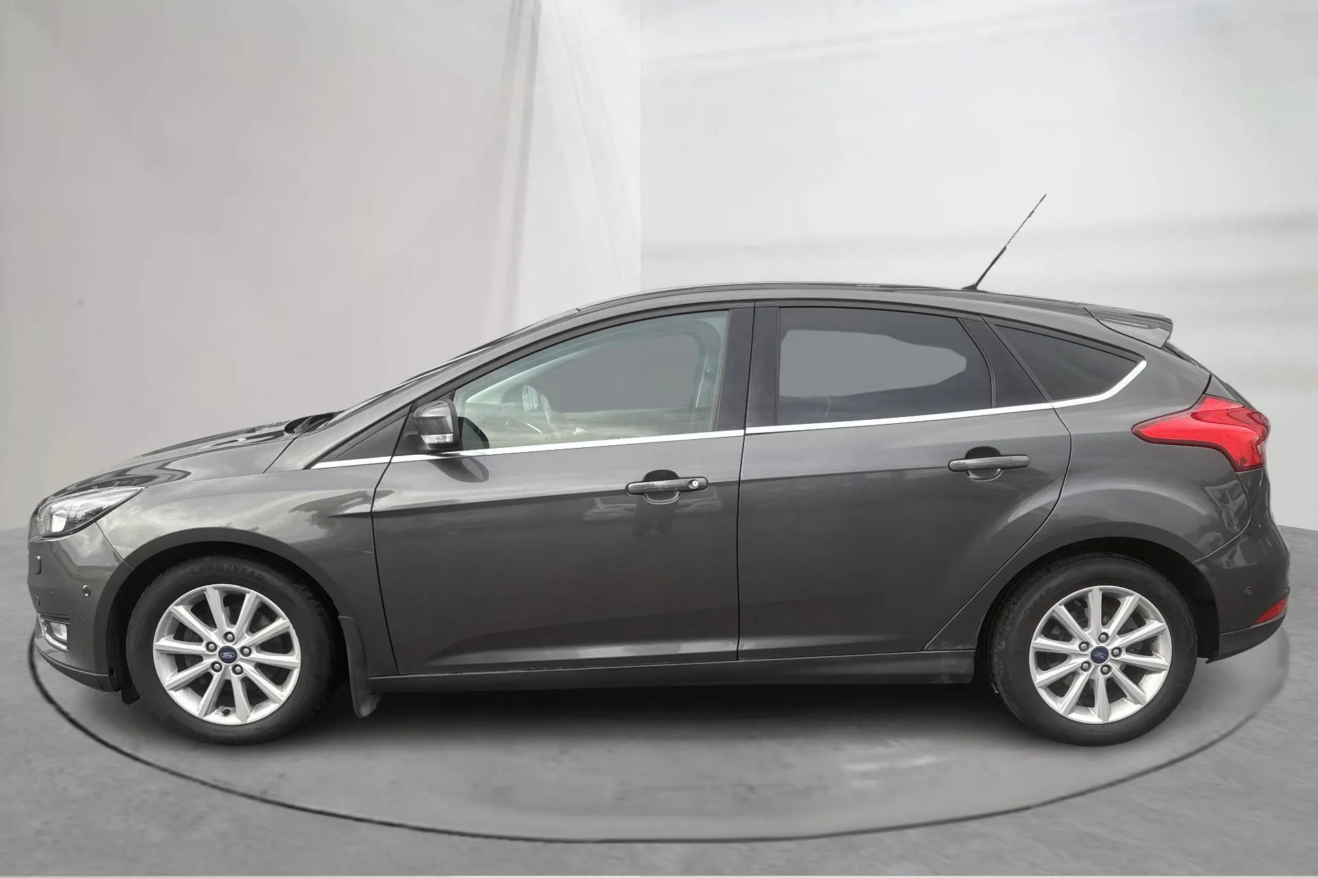 Presentation photo 2 of 12: Ford Focus 1.0 EcoBoost 5dr (125hk) - 130 240 km - Manual - gray - 2015
