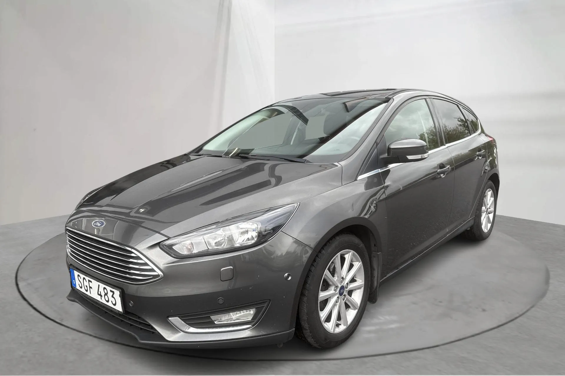 Presentation photo 1 of 12: Ford Focus 1.0 EcoBoost 5dr (125hk) - 130 240 km - Manual - gray - 2015