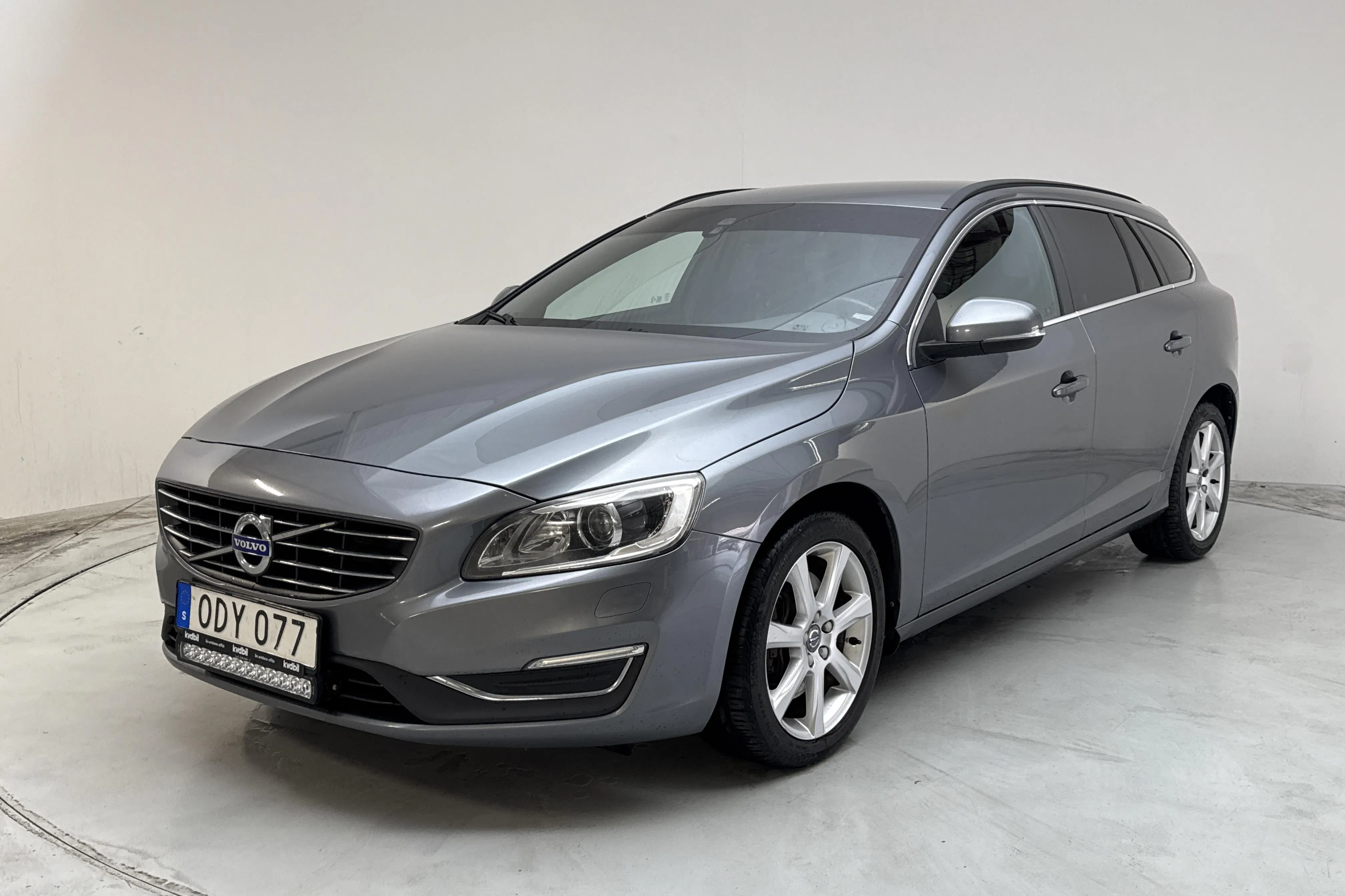 Presentation photo 1 of 14: Volvo V60 D4 AWD (190hk) - 265 960 km - Automatic - gray - 2017