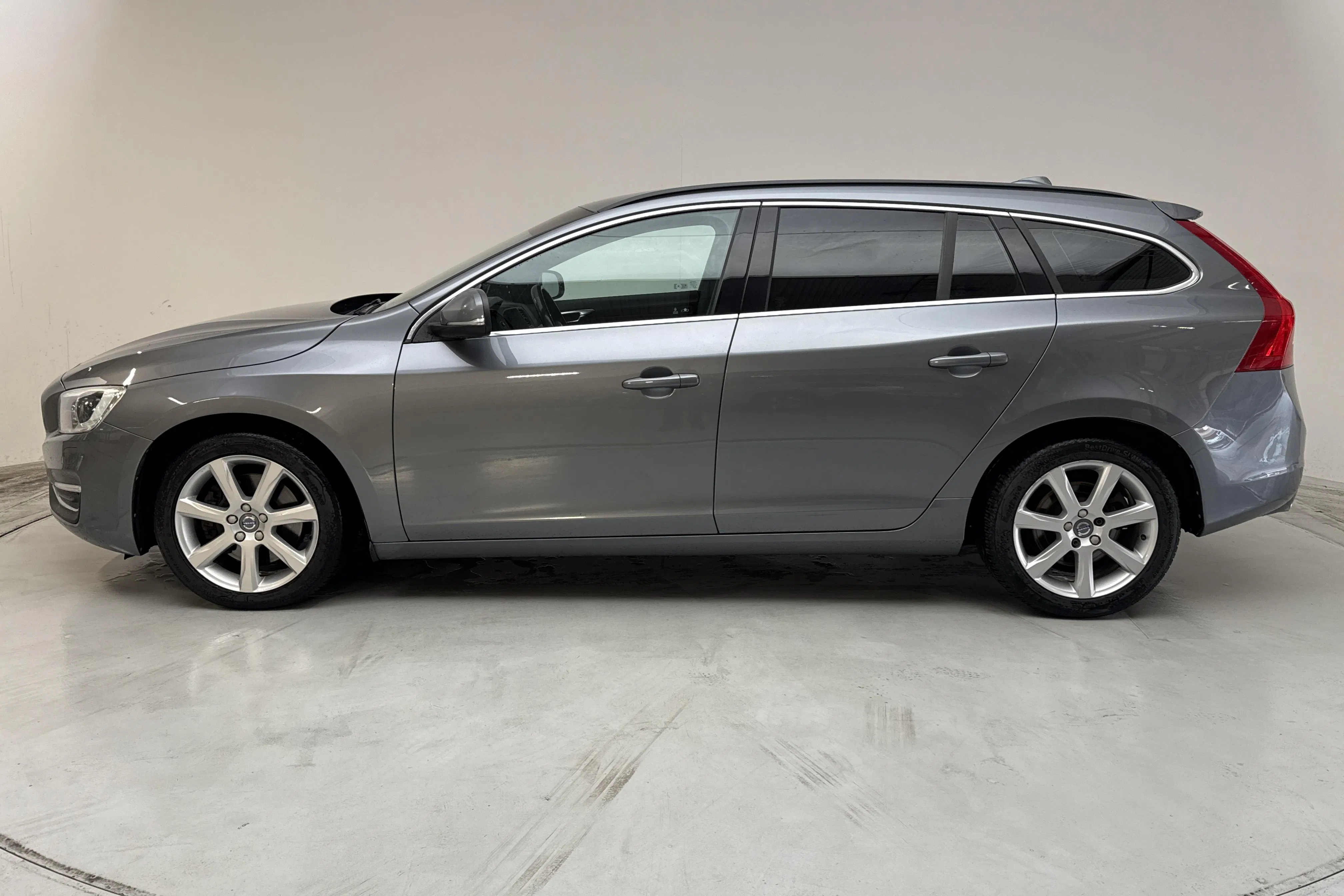 Presentation photo 2 of 14: Volvo V60 D4 AWD (190hk) - 265 960 km - Automatic - gray - 2017