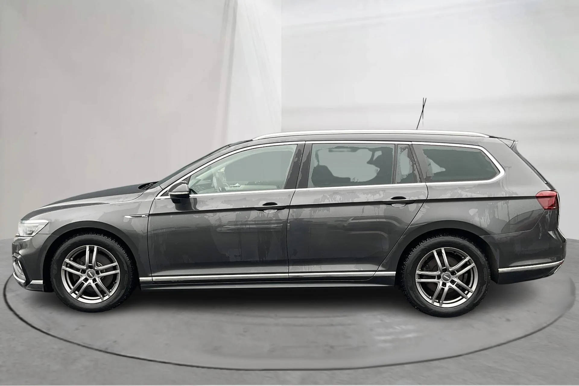 Presentationsfoto 2 av 17: VW Passat 2.0 TDI Sportscombi 4Motion (200hk) - 19 887 mil - Automat - Mörkgrå - 2022