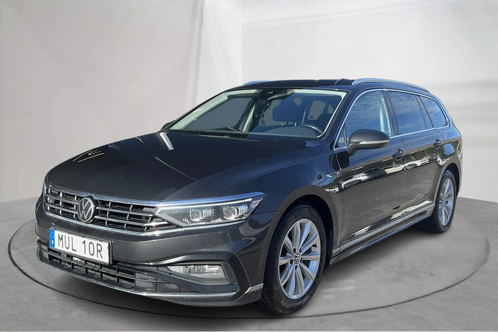 Presentationsfoto 1 av 20: VW Passat 2.0 TDI Sportscombi 4Motion (200hk) - 12 362 mil - Automat - Mörkgrå - 2022