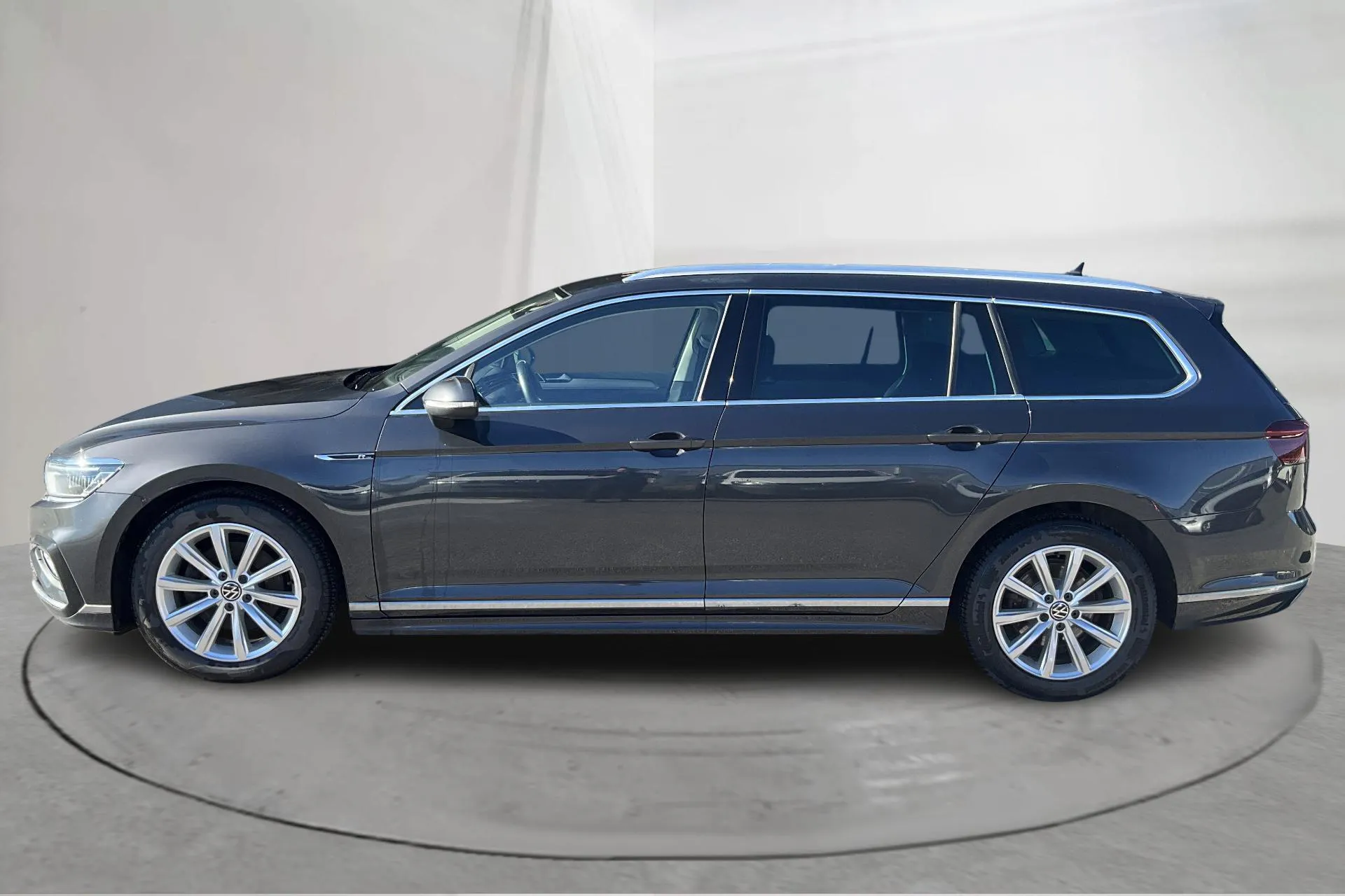 Presentationsfoto 2 av 20: VW Passat 2.0 TDI Sportscombi 4Motion (200hk) - 12 362 mil - Automat - Mörkgrå - 2022