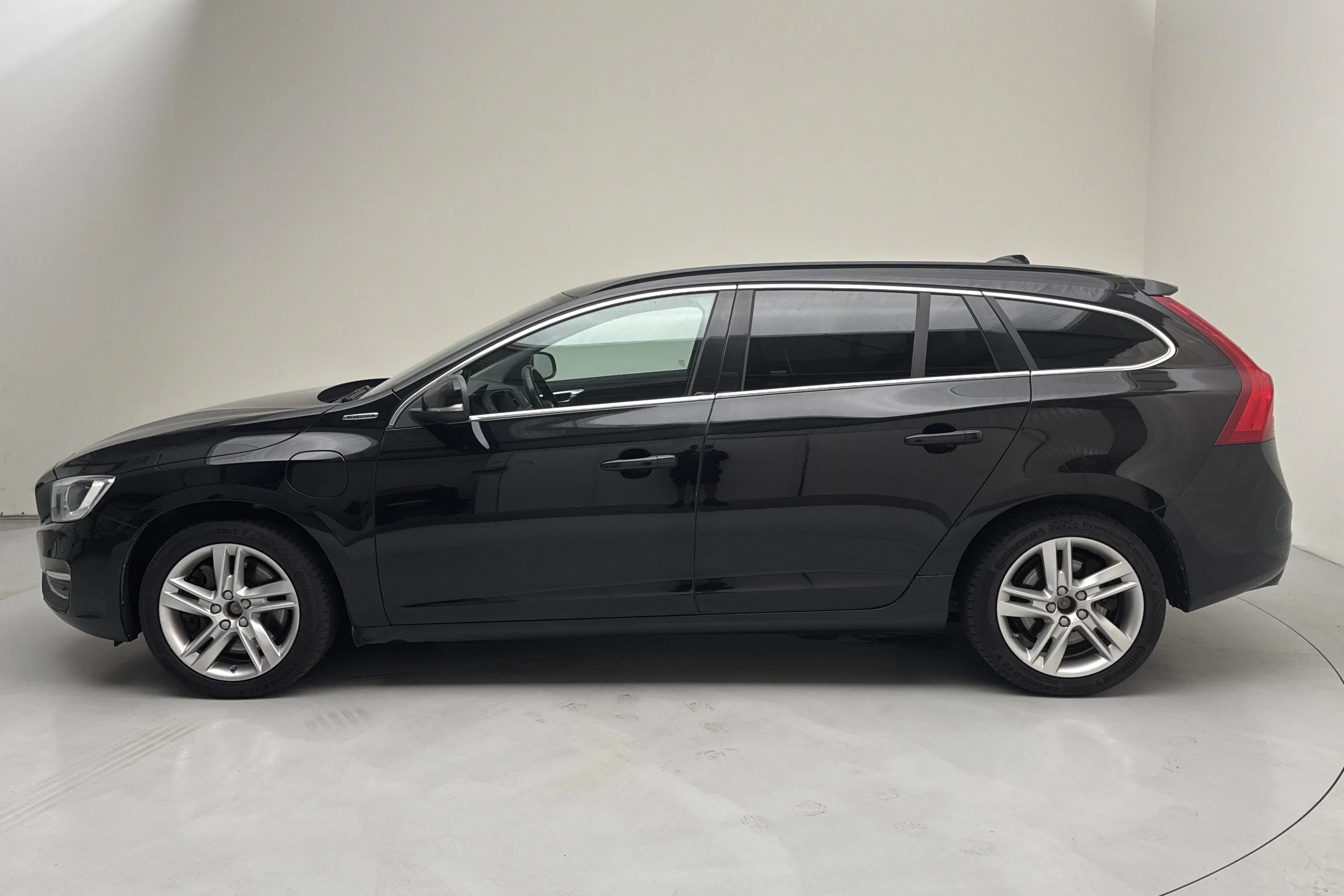 Presentationsfoto 2 av 15: Volvo V60 D5 AWD Twin Engine (163hk) - 16 285 mil - Automat - svart - 2018