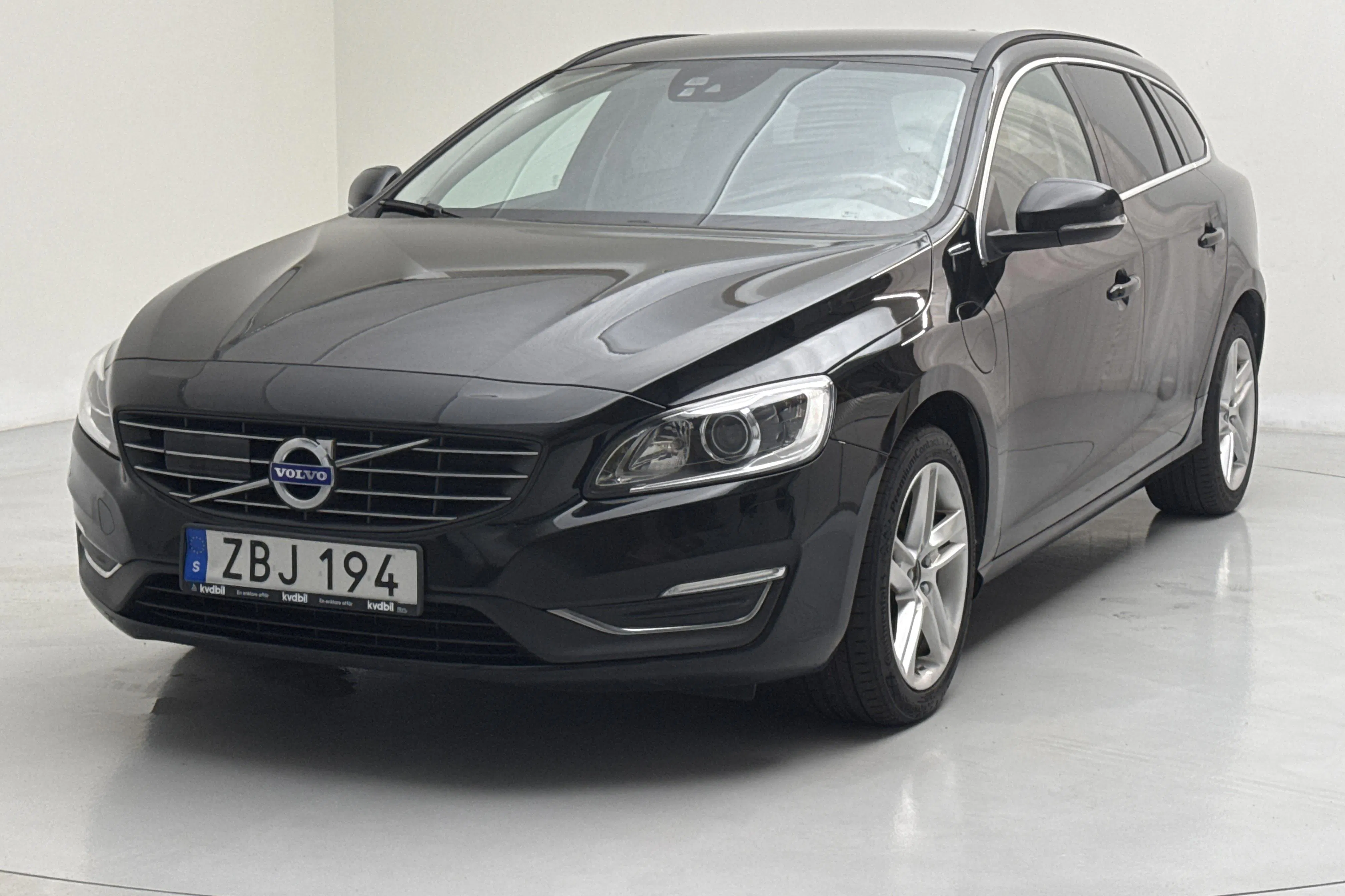 Presentationsfoto 1 av 15: Volvo V60 D5 AWD Twin Engine (163hk) - 16 285 mil - Automat - svart - 2018