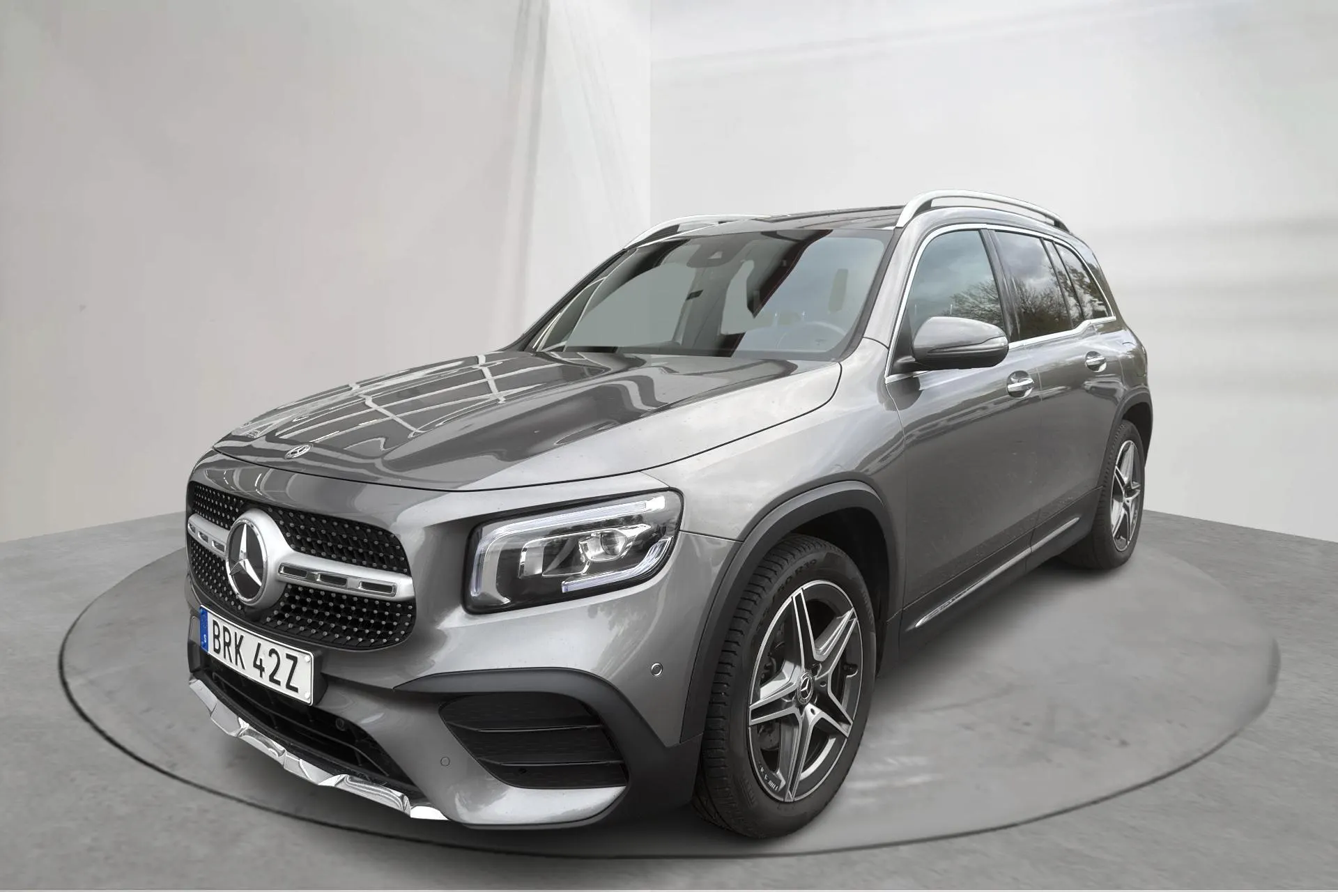 Presentationsfoto 1 av 17: Mercedes GLB 200 d 4MATIC X247 (150hk) - 17 617 mil - Automat - Mörkgrå - 2021