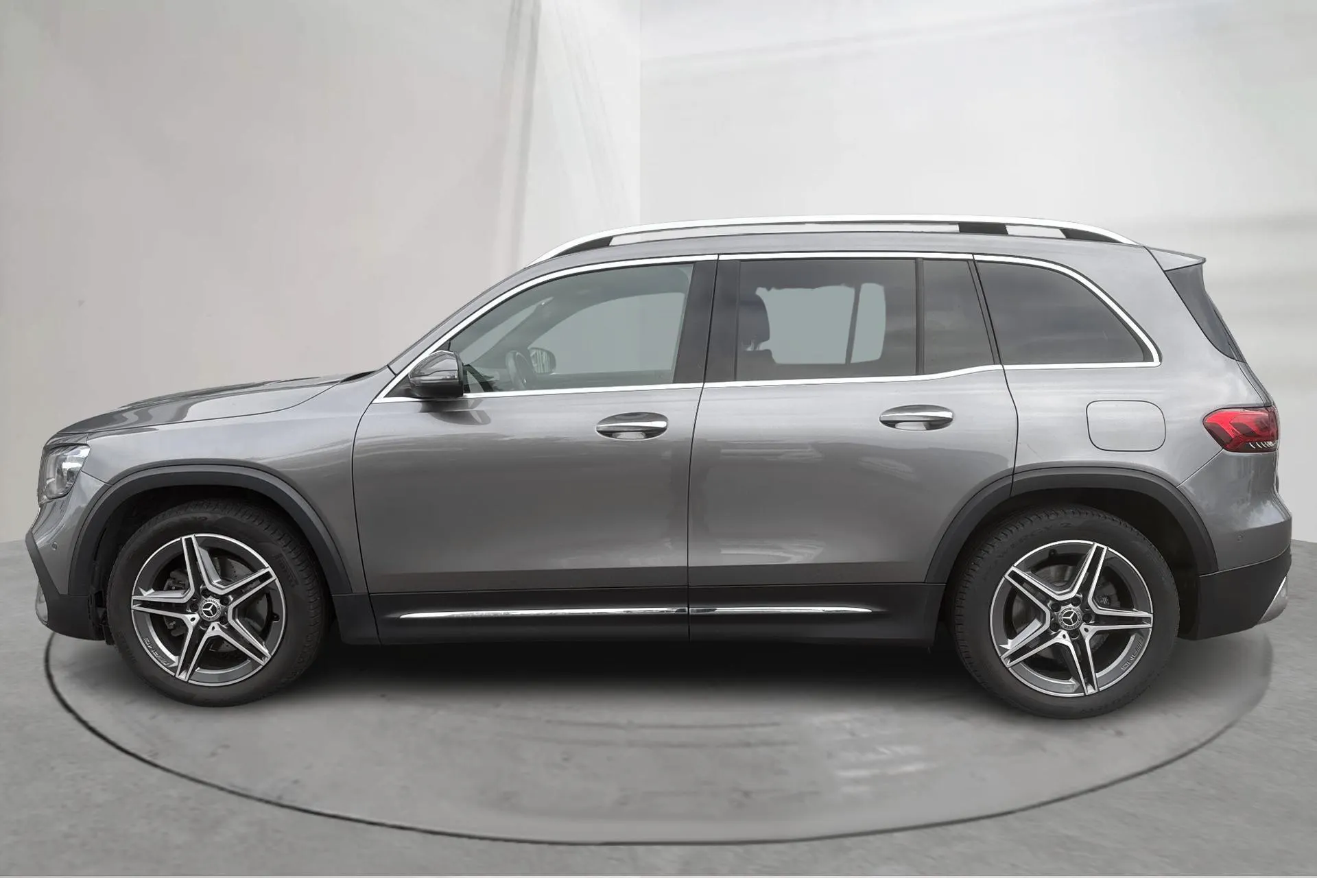 Presentationsfoto 2 av 17: Mercedes GLB 200 d 4MATIC X247 (150hk) - 17 617 mil - Automat - Mörkgrå - 2021