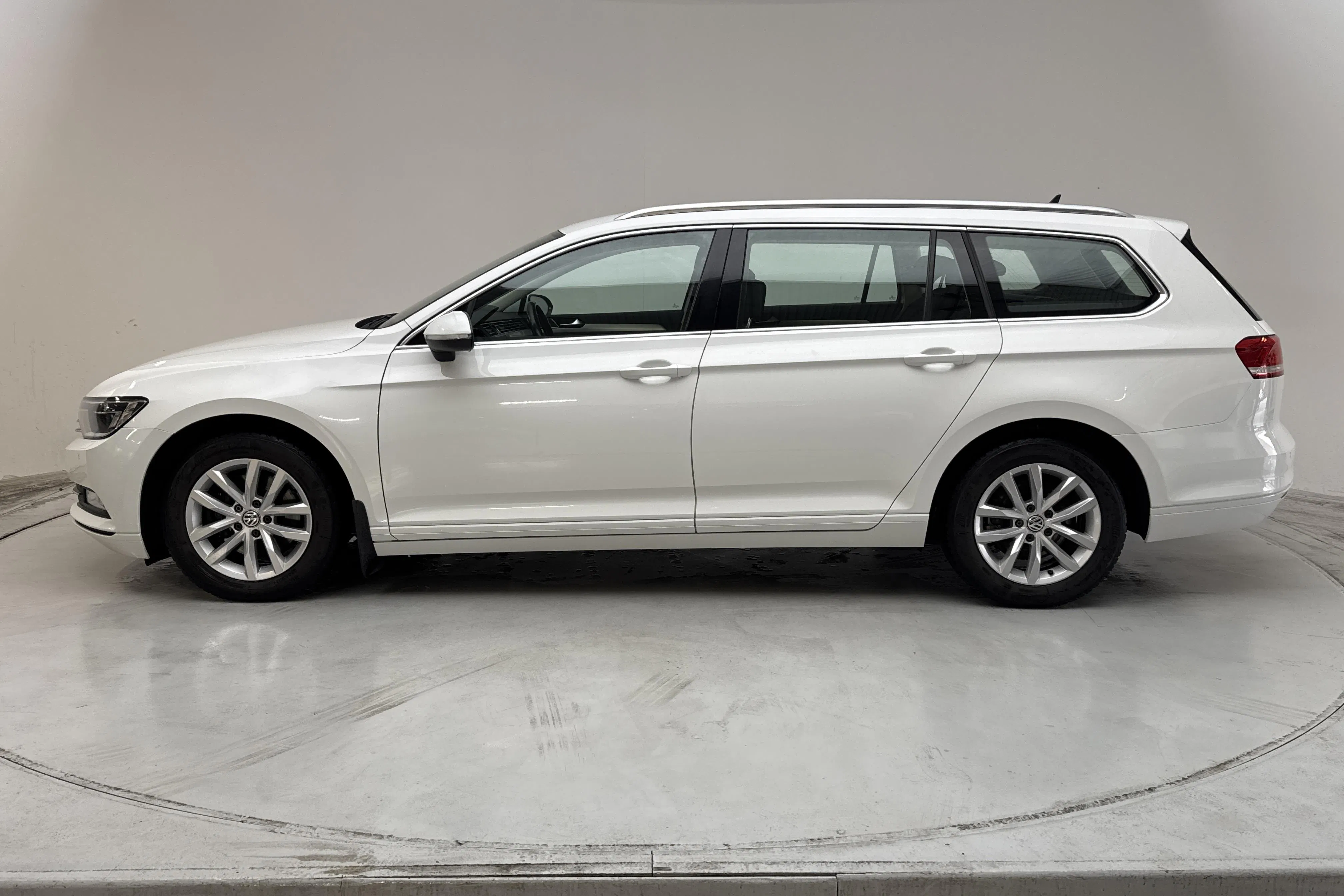Presentation photo 2 of 15: VW Passat 2.0 TDI Sportscombi (150hk) - 155 840 km - Automatic - white - 2015