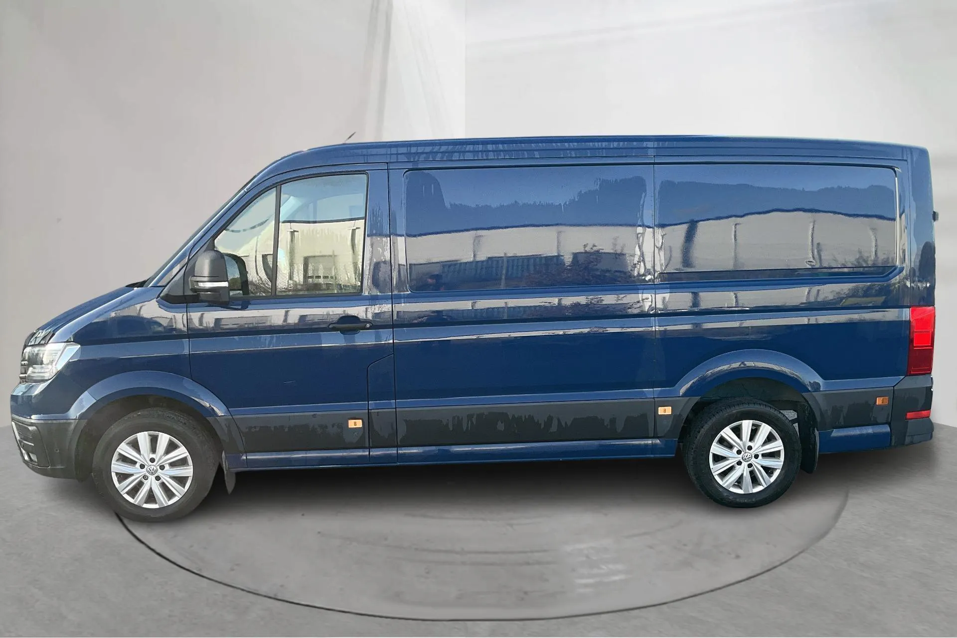 Presentation photo 2 of 16: VW Crafter 35 2.0 TDI Skåp 4Motion (177hk) - 226 030 km - Automatic - dark blue - 2019
