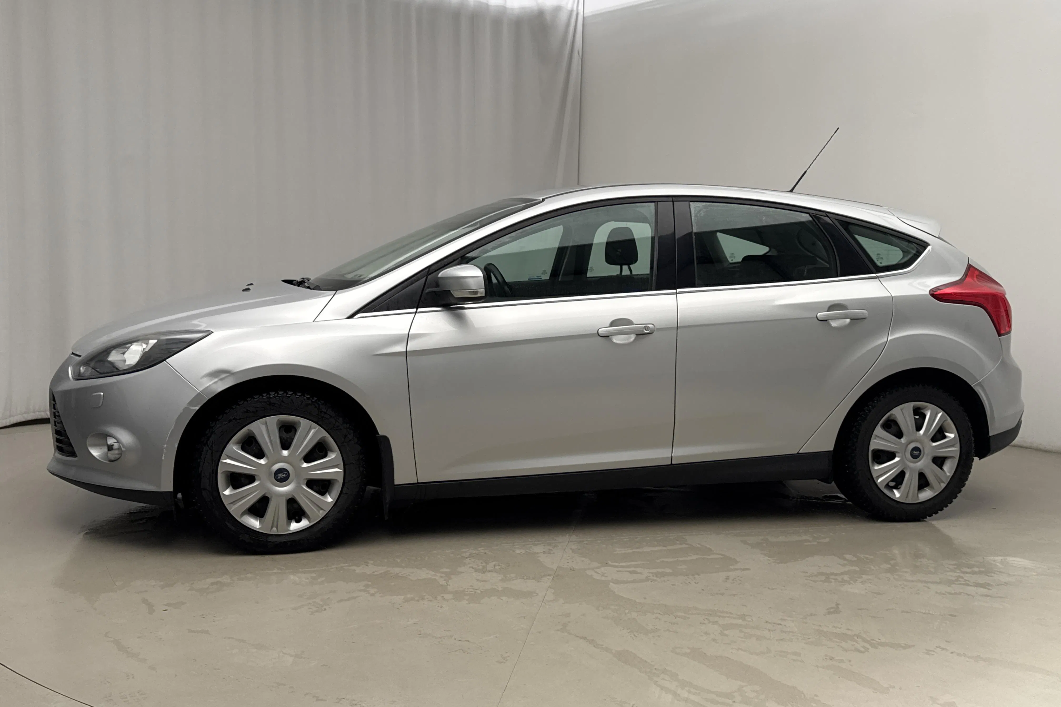 Presentationsfoto 2 av 15: Ford Focus 1.6 Flexifuel 5dr (150hk) - 18 627 mil - Manuell - grå - 2014