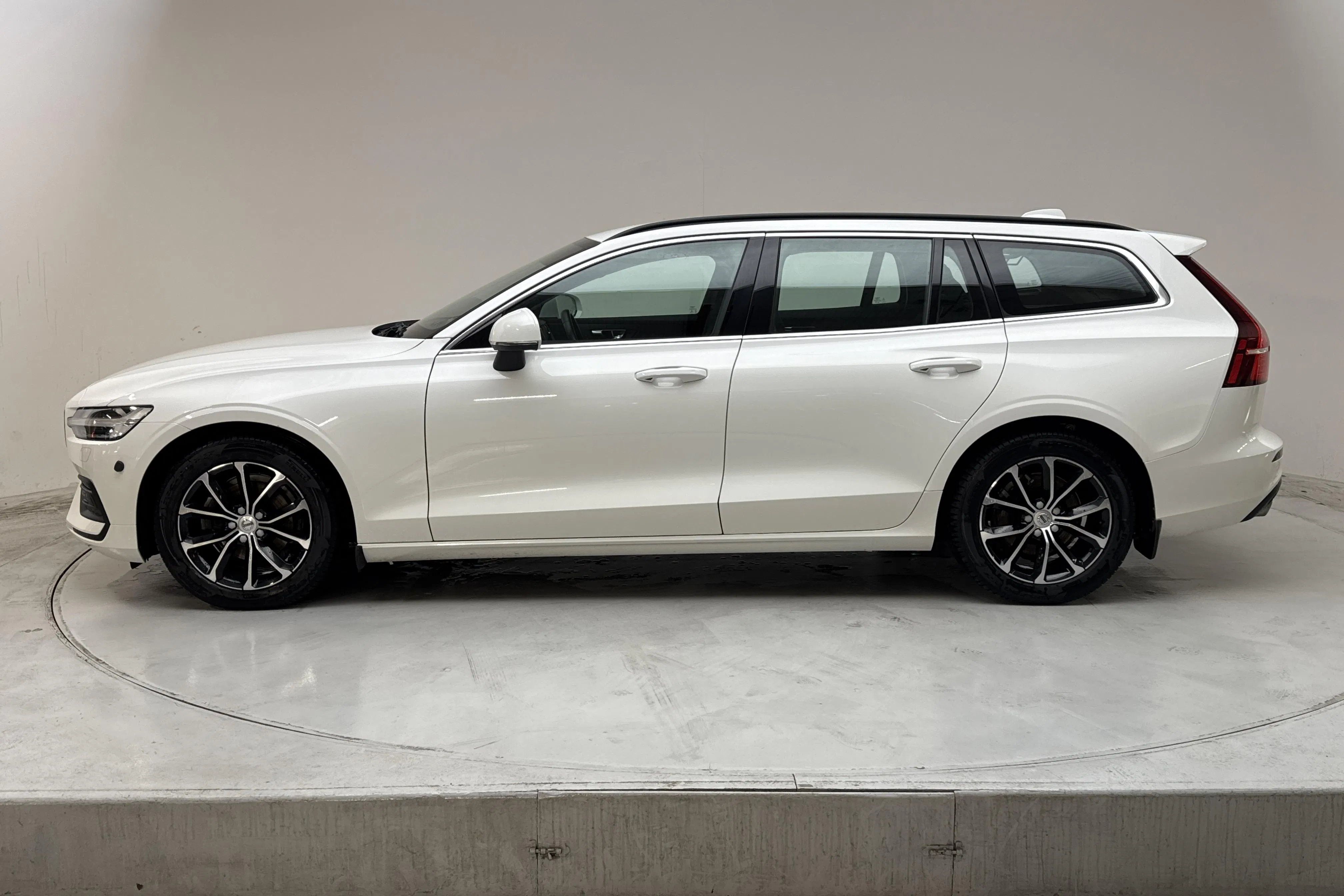 Presentation photo 2 of 16: Volvo V60 B4 Mildhybrid, Diesel (197hk) - 119 690 km - Automatic - white - 2022