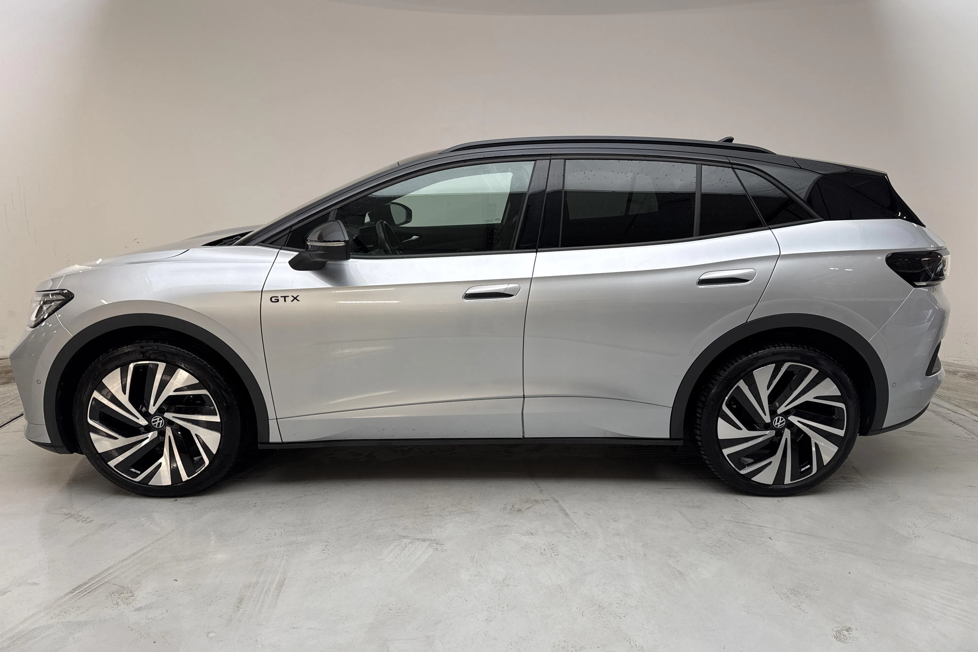 Presentationsfoto 2 av 15: VW ID.4 GTX 77kWh AWD (299hk) - 8 781 mil - Automat - silver - 2023