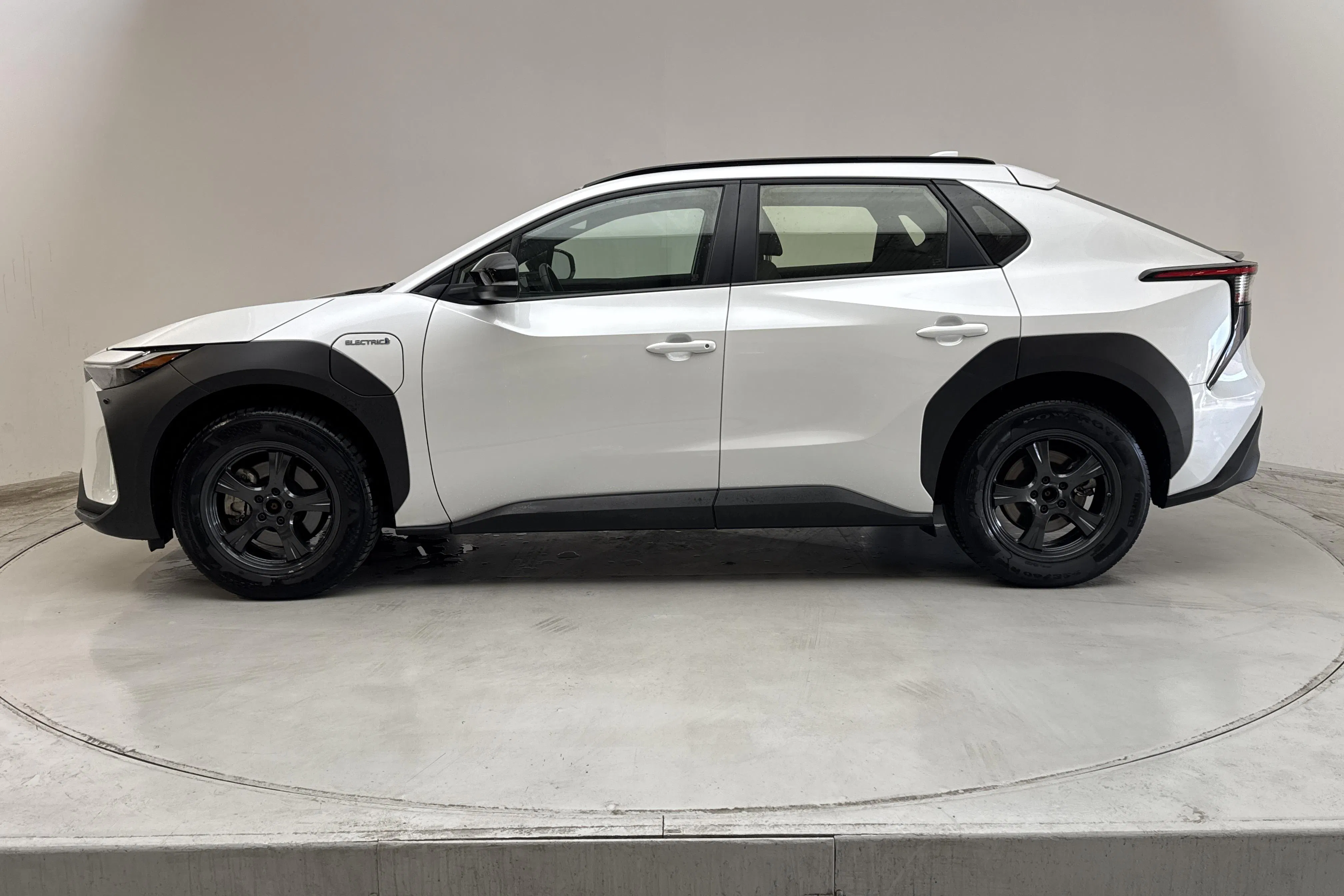 Presentation photo 2 of 15: Toyota bZ4X AWD (218hk) - 76 260 km - Automatic - white - 2023