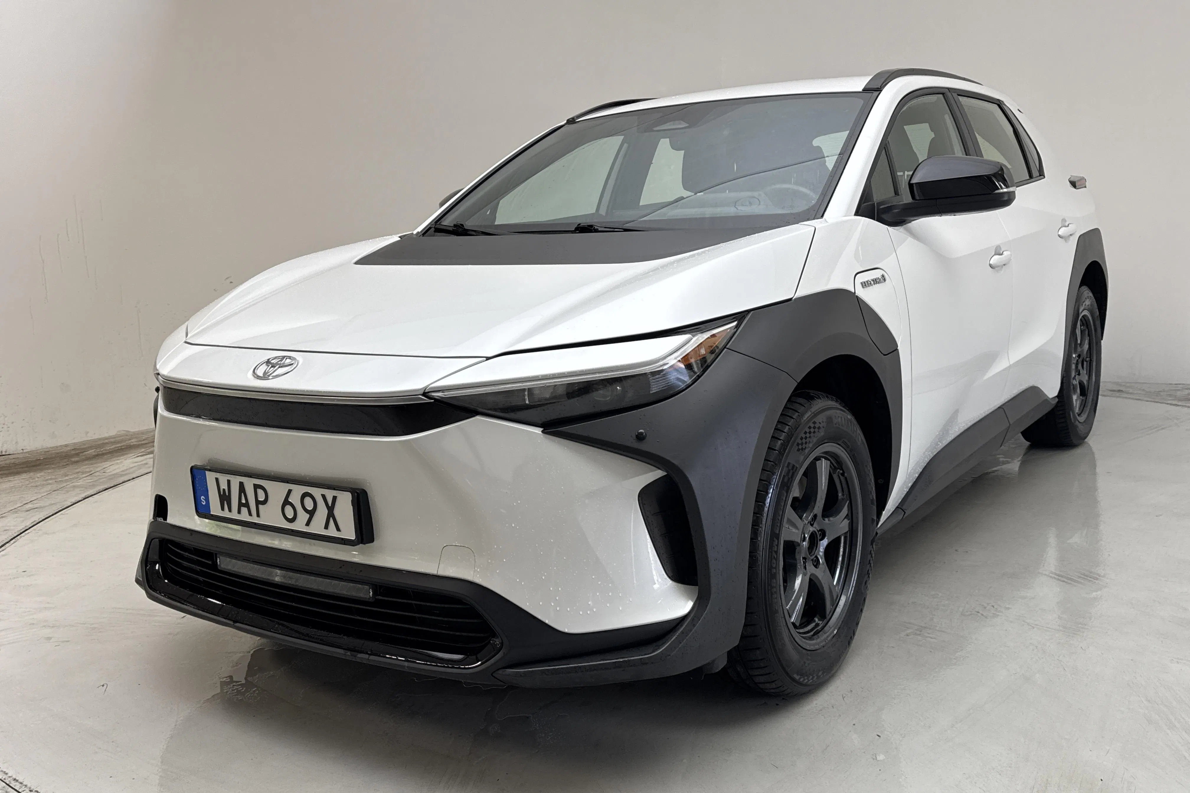 Presentation photo 1 of 15: Toyota bZ4X AWD (218hk) - 76 260 km - Automatic - white - 2023