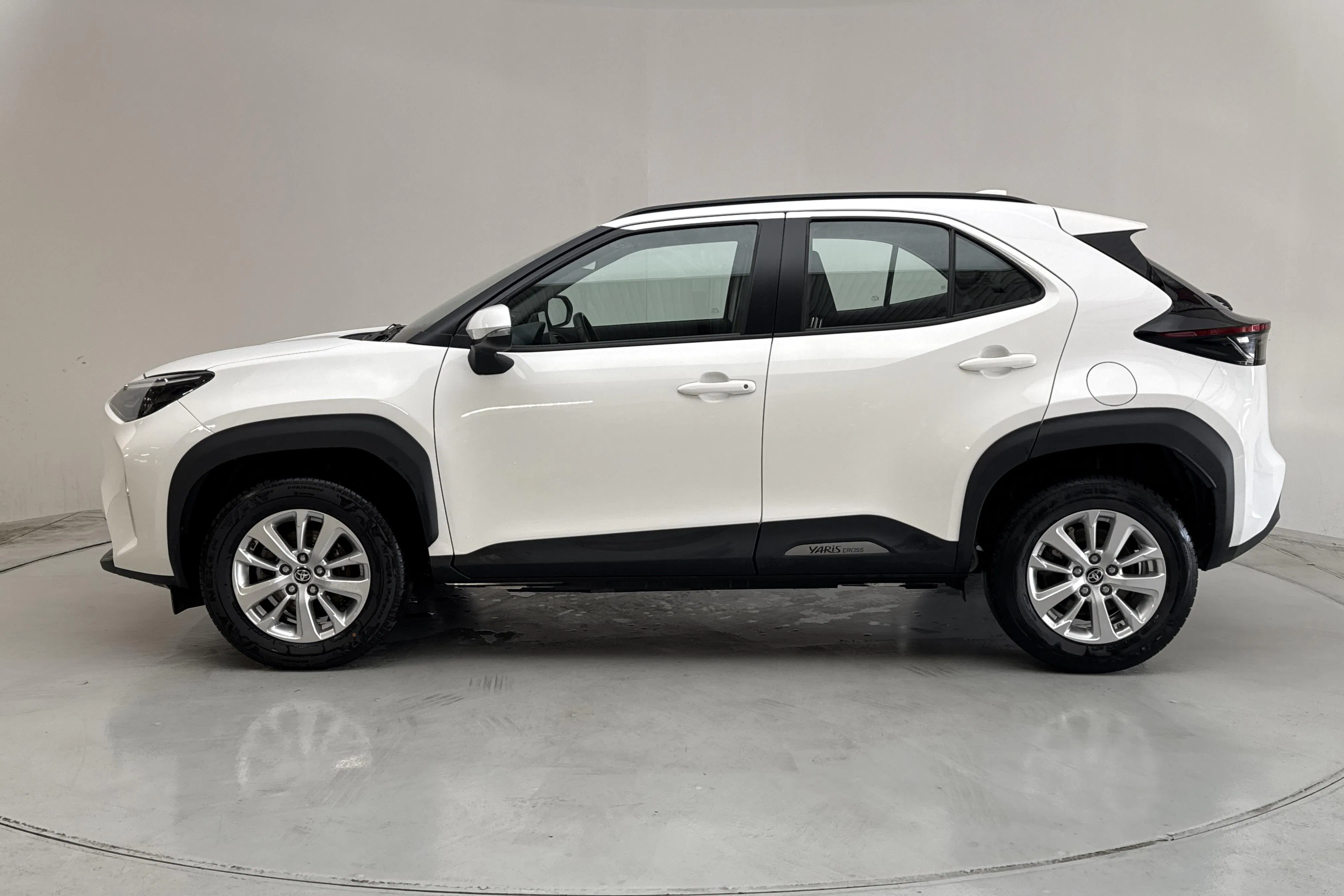 Presentationsfoto 2 av 13: Toyota Yaris Cross 1.5 Hybrid (116hk) - 5 952 mil - Automat - vit - 2024