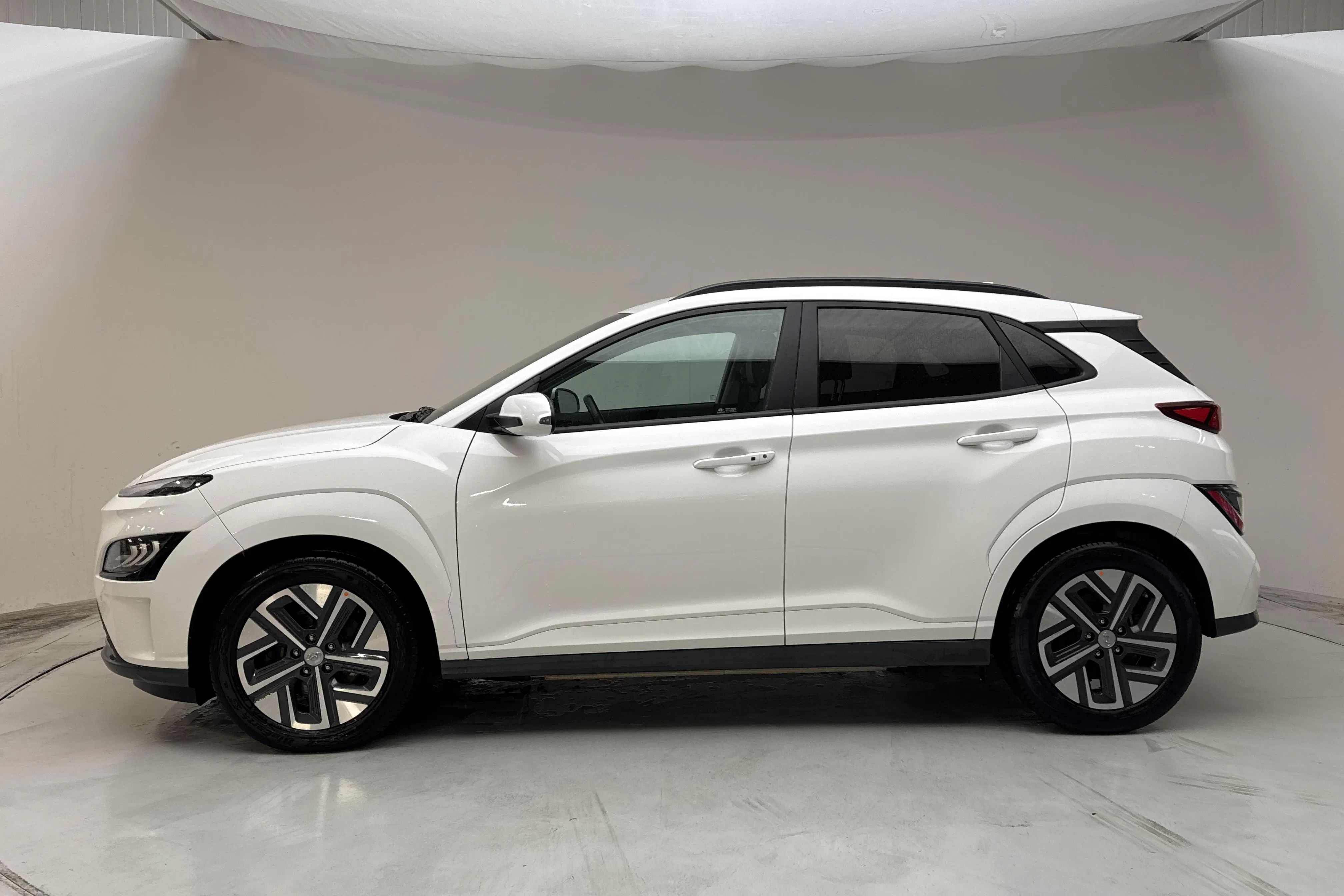 Presentationsfoto 2 av 17: Hyundai Kona Electric 64kWh (204hk) - 8 616 mil - Automat - vit - 2022