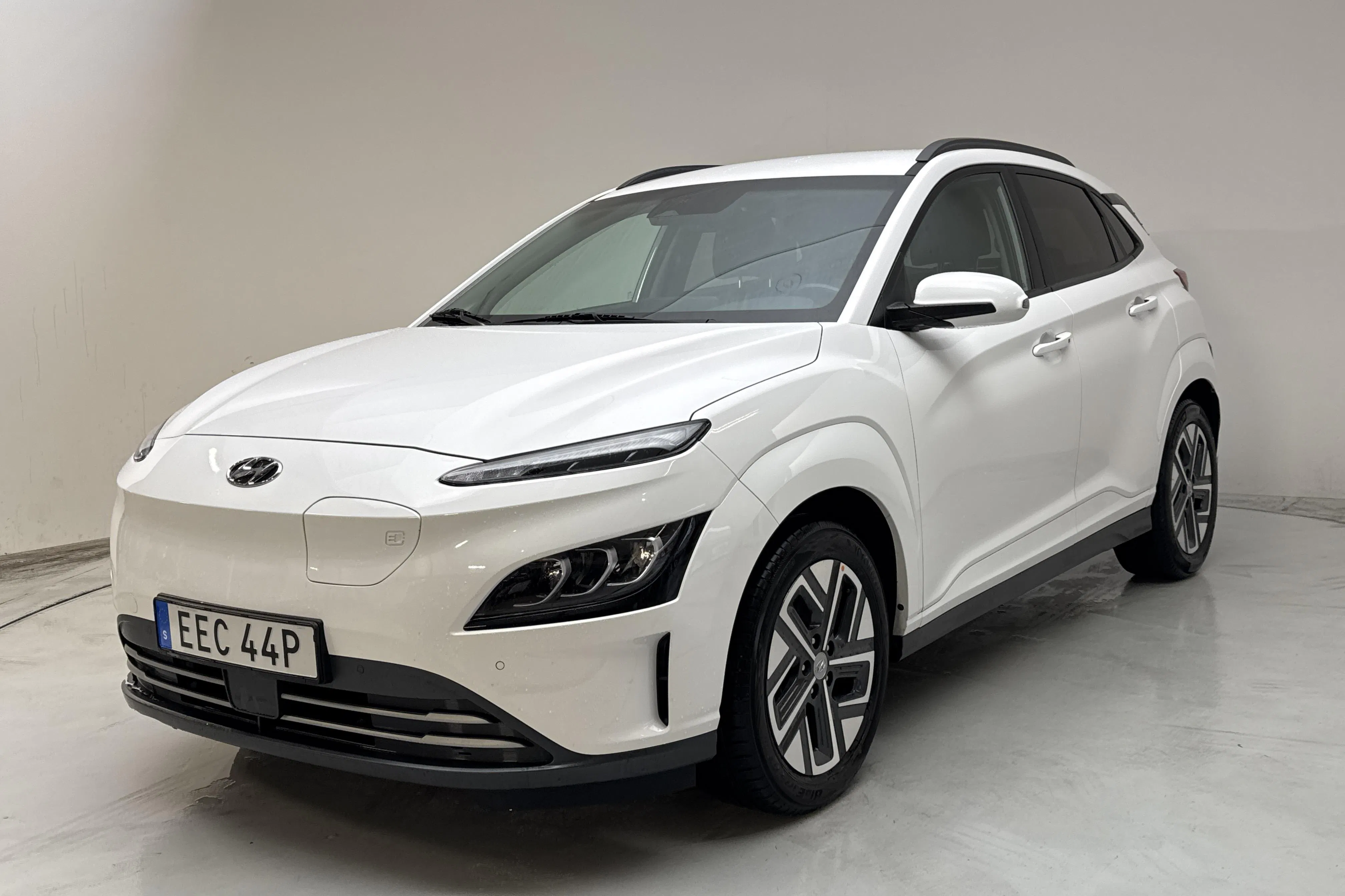 Presentationsfoto 1 av 17: Hyundai Kona Electric 64kWh (204hk) - 8 616 mil - Automat - vit - 2022