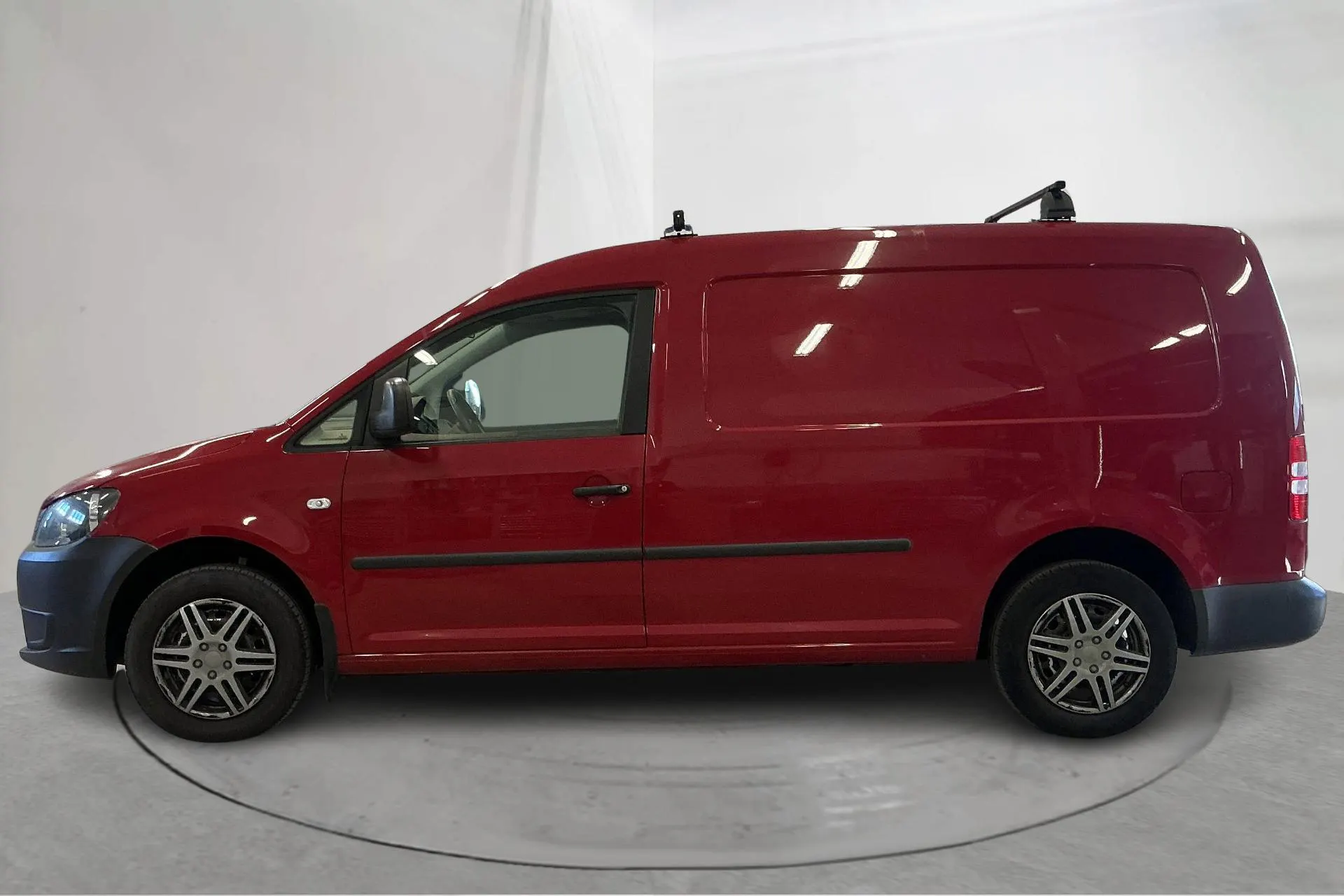 Presentationsfoto 2 av 15: VW Caddy 1.6 TDI Maxi Skåp (102hk) - 16 317 mil - Manuell - röd - 2015