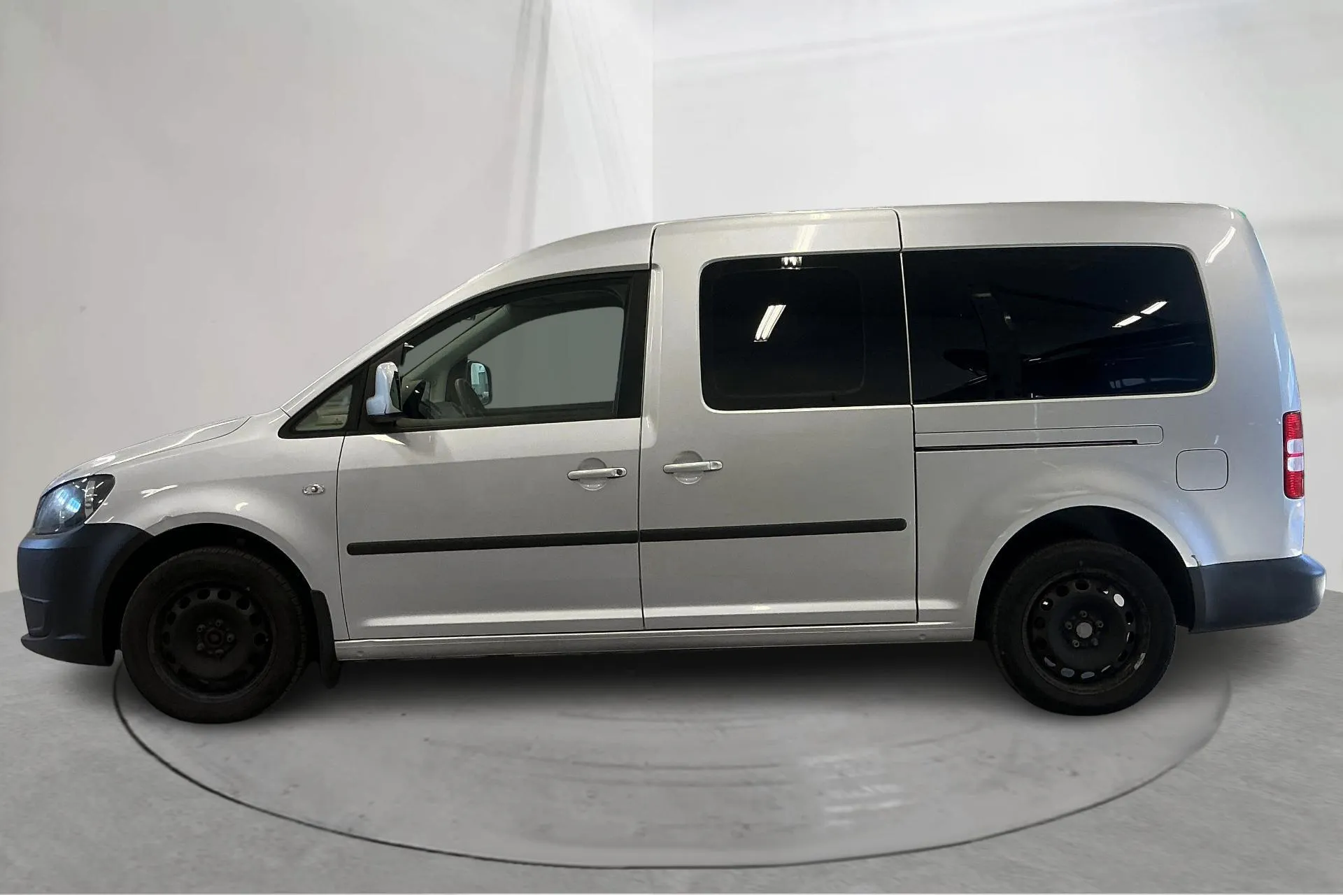 Presentationsfoto 2 av 15: VW Caddy Maxi Life 1.6 TDI (102hk) - 17 053 mil - Manuell - silver - 2015
