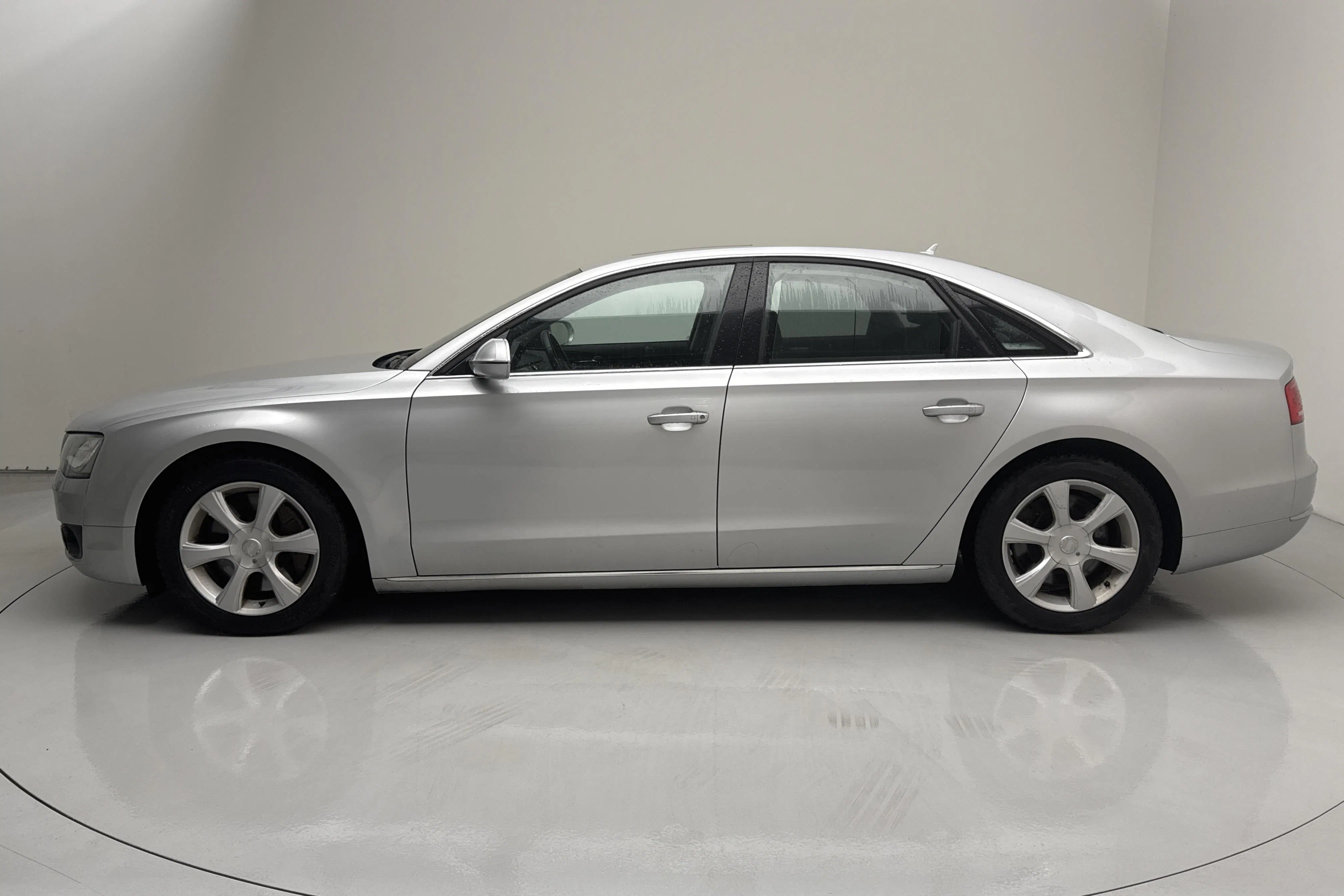 Presentationsfoto 2 av 12: Audi A8 4.2 TDI quattro (350hk) - 23 336 mil - Automat - silver - 2010