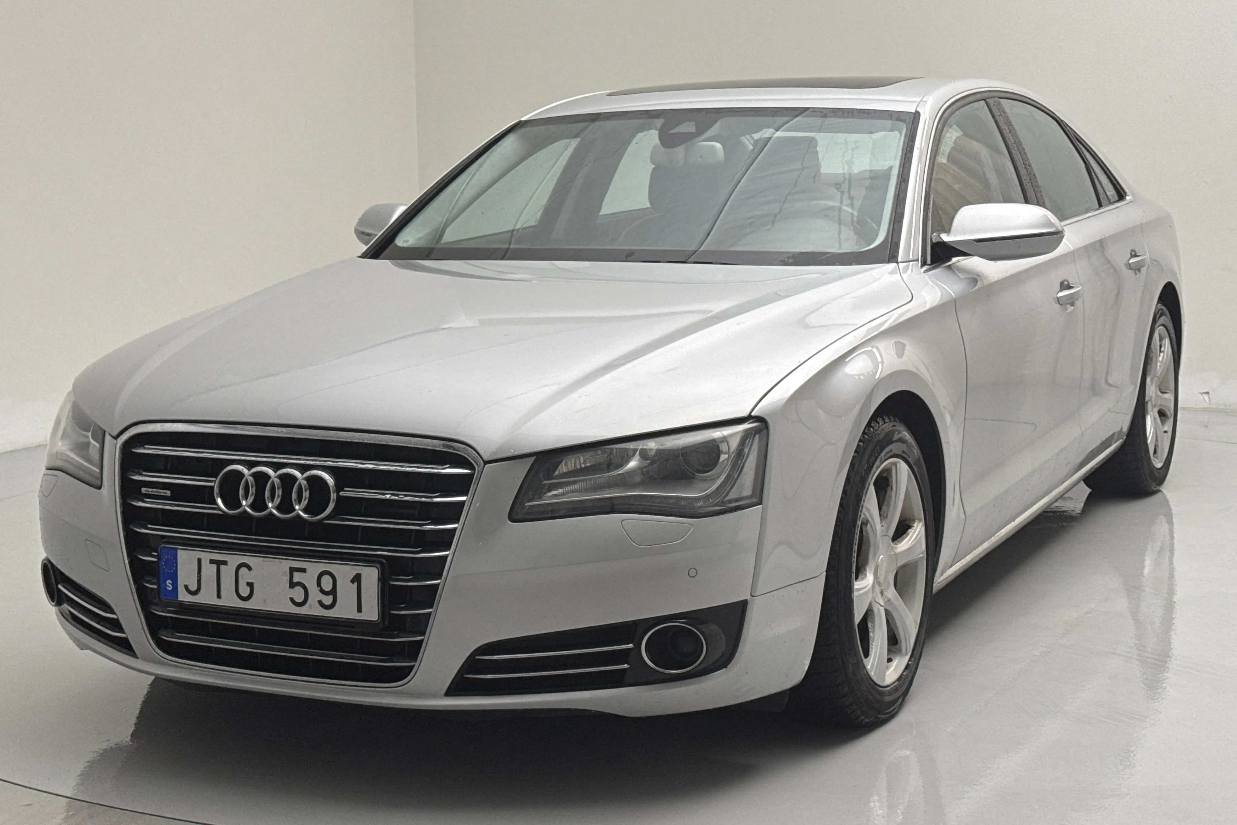 Presentationsfoto 1 av 12: Audi A8 4.2 TDI quattro (350hk) - 23 336 mil - Automat - silver - 2010