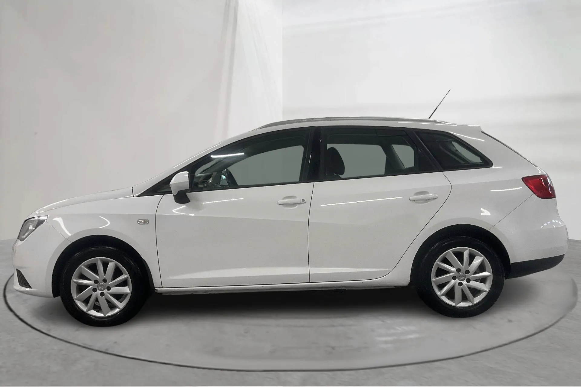 Presentationsfoto 2 av 17: Seat Ibiza 1.2 TSI ST (85hk) - 10 390 mil - Manuell - vit - 2014