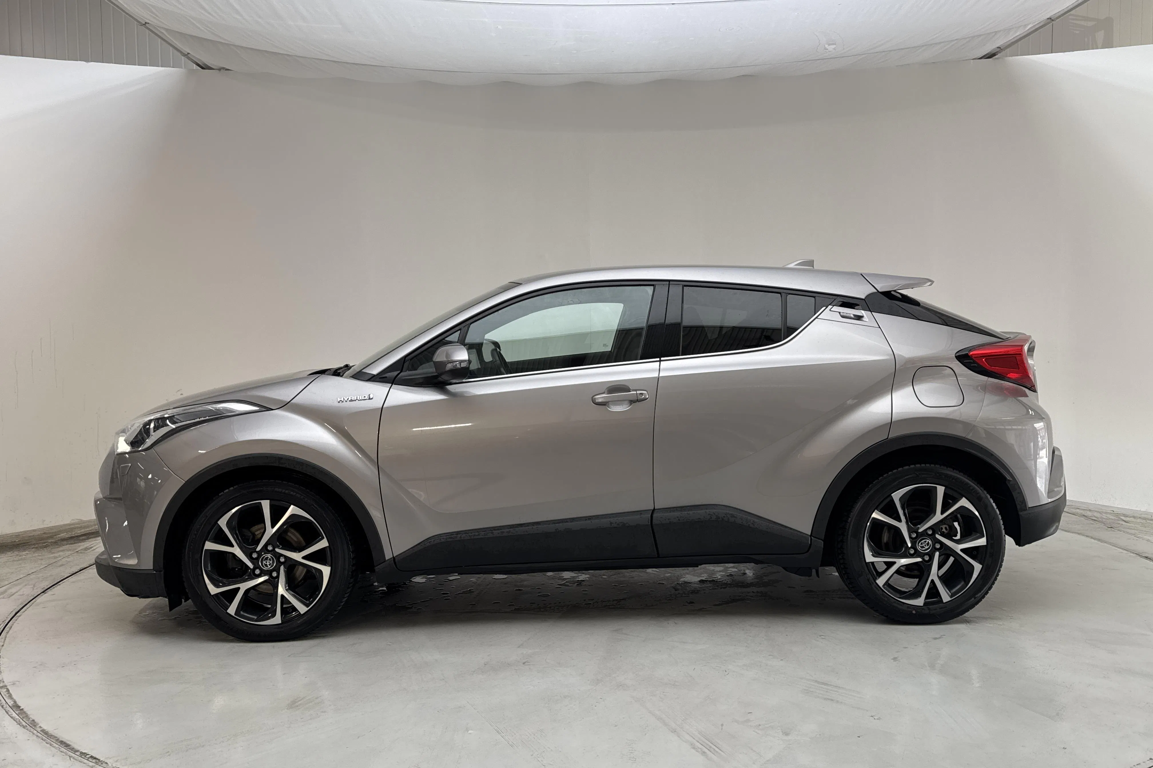 Presentationsfoto 2 av 13: Toyota C-HR 1.8 HSD (122hk) - 9 095 mil - Automat - Mörkgrå - 2019