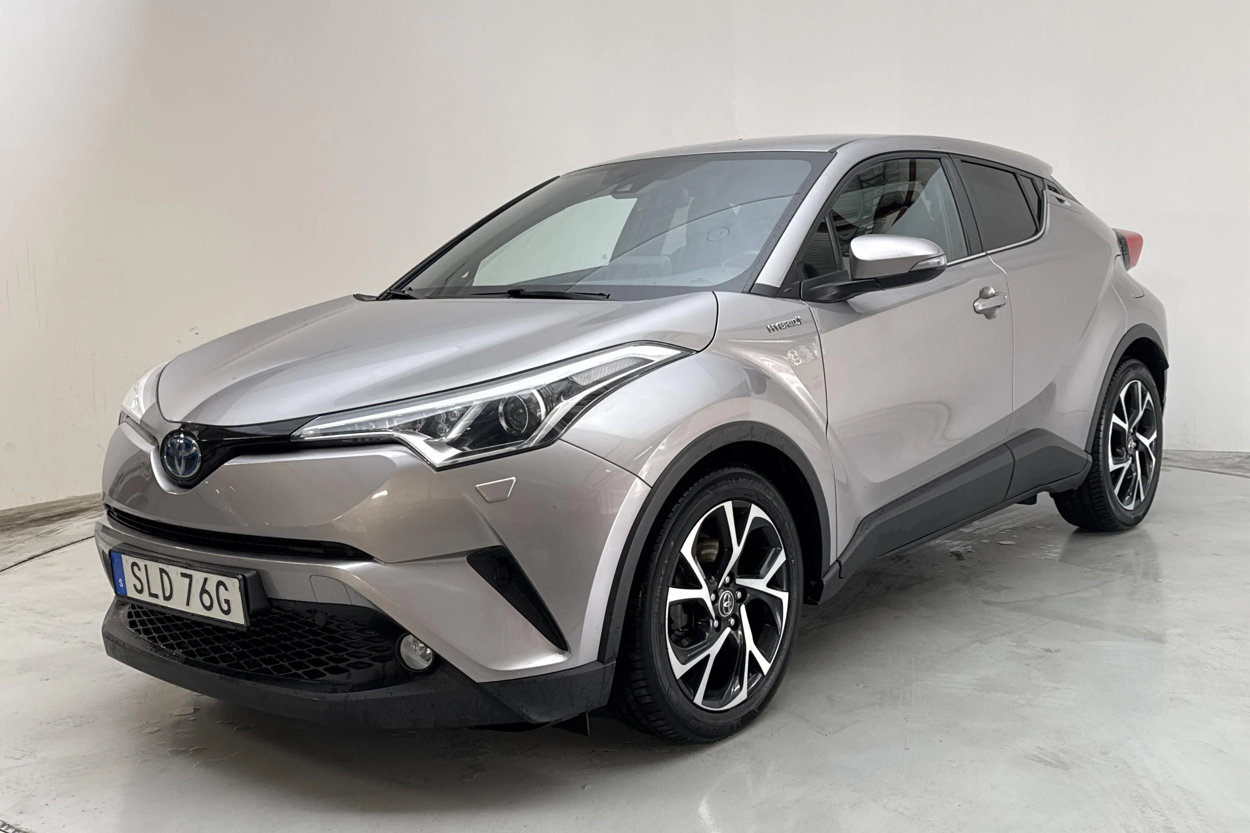 Presentationsfoto 1 av 13: Toyota C-HR 1.8 HSD (122hk) - 9 095 mil - Automat - Mörkgrå - 2019