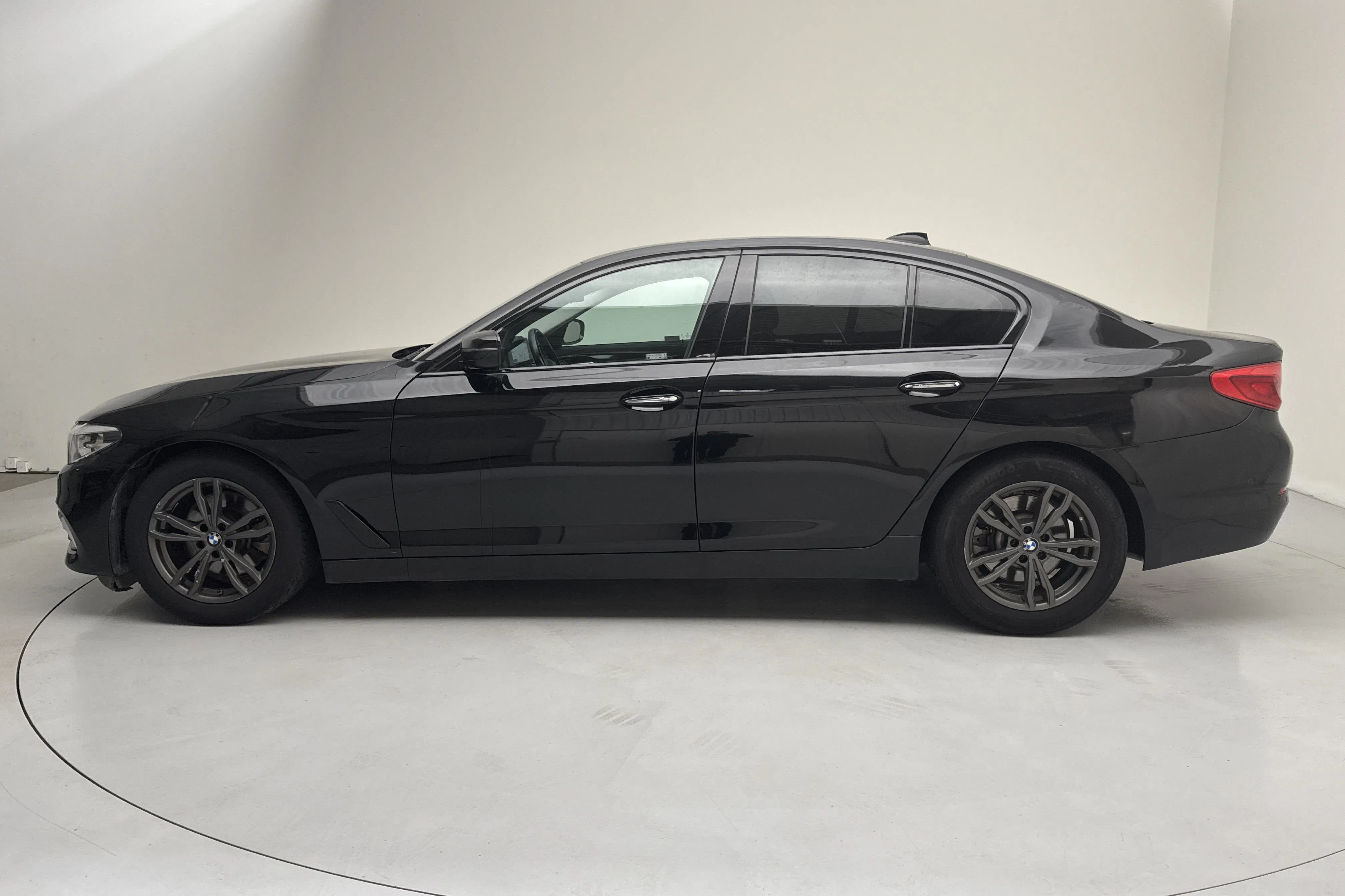 Presentation photo 2 of 13: BMW 520d Sedan, G30 (190hk) - 241 420 km - Automatic - black - 2018