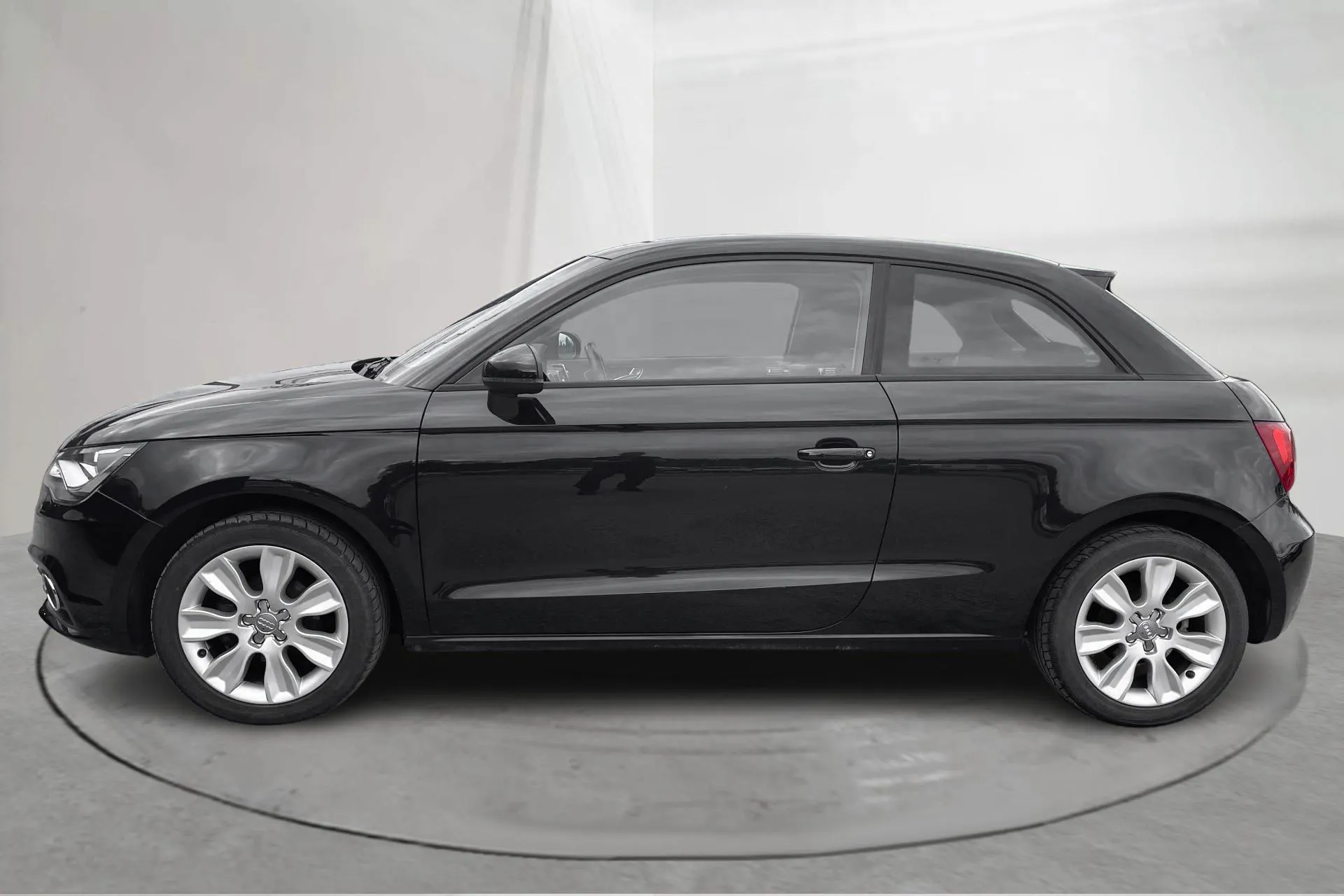 Presentationsfoto 2 av 14: Audi A1 1.6 TDI (90hk) - 10 156 mil - Automat - svart - 2012